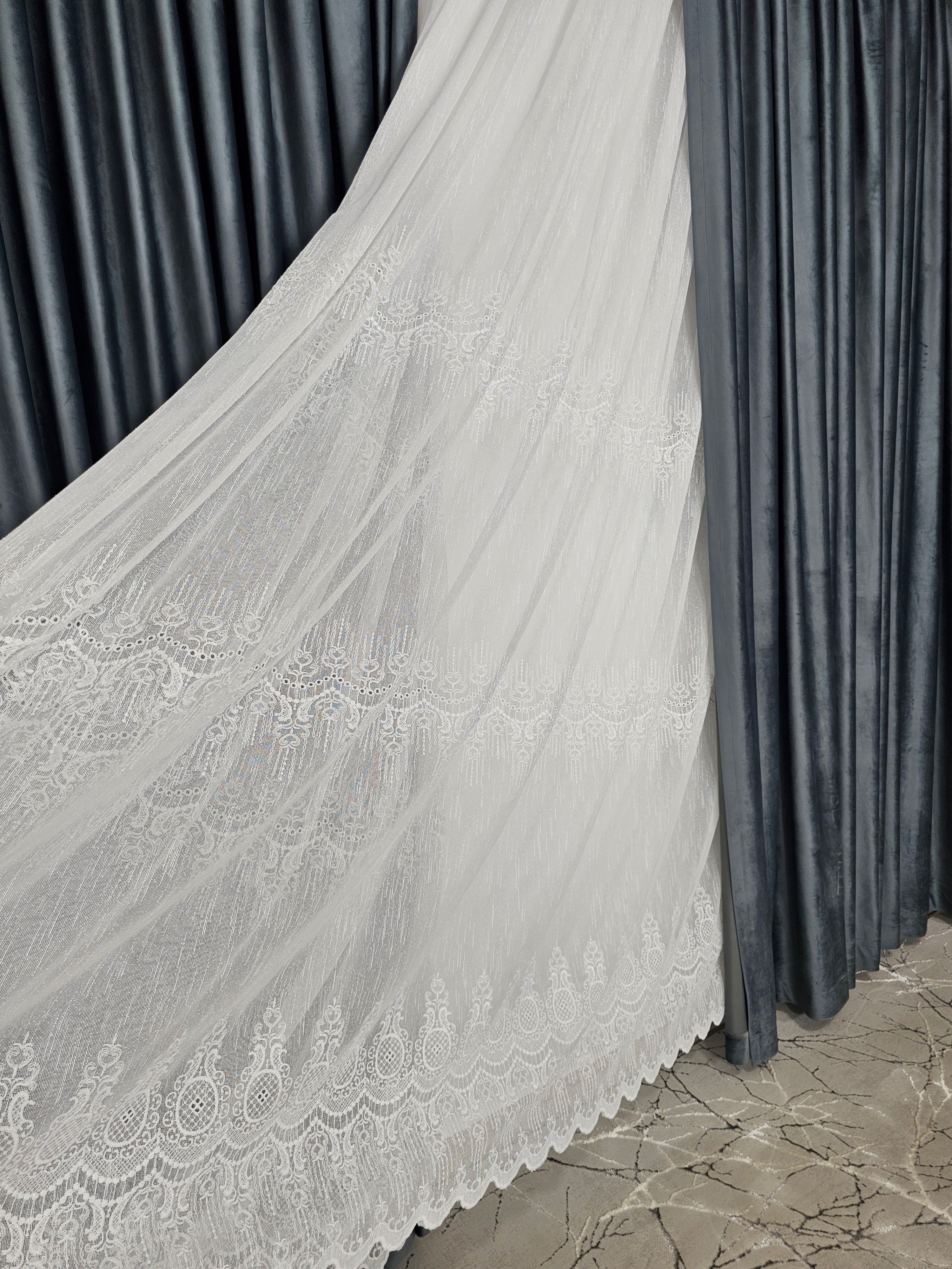 Set Hunia: perdea alba din borangic cu broderie si draperie din catifea gri antracit