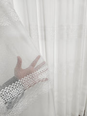 Perdea alba din cu broderie material plin ca textura tip in