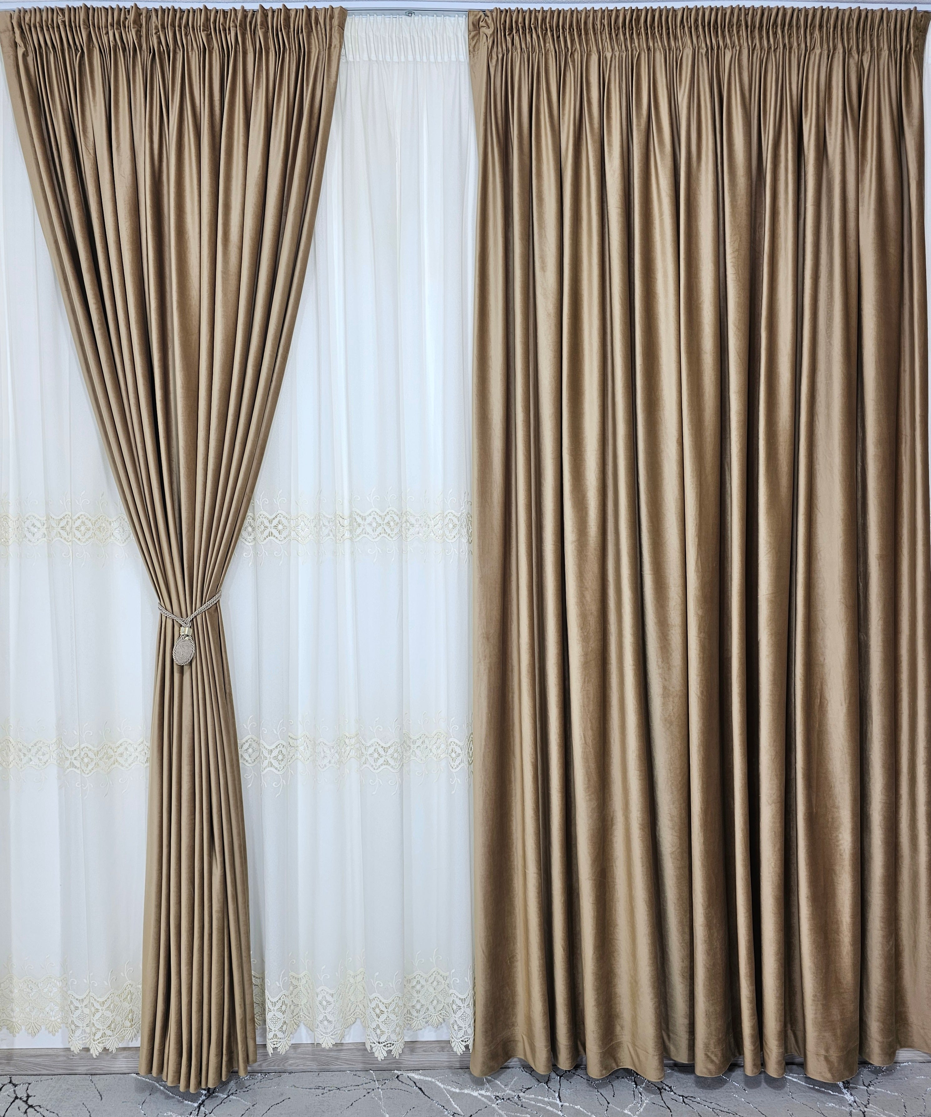 Set Melina: perdea crem din in cristal cu broderie si draperie din catifea bej caramel
