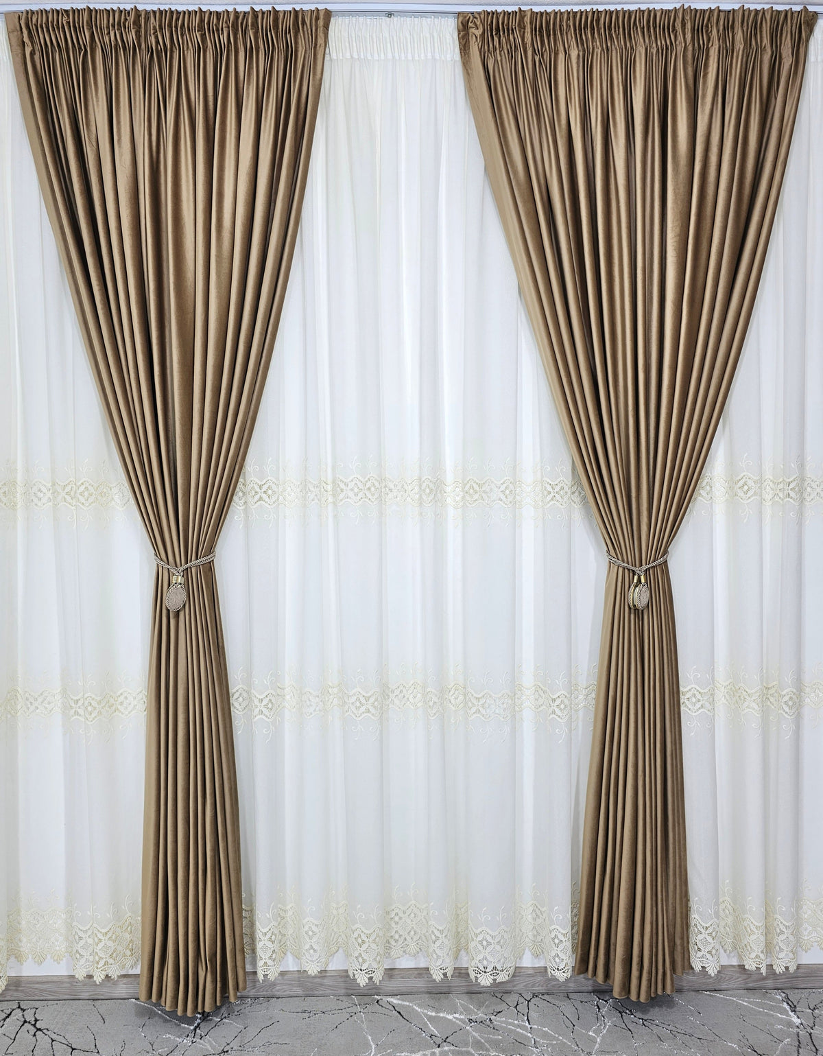 Set Melina: perdea crem din in cristal cu broderie si draperie din catifea bej caramel
