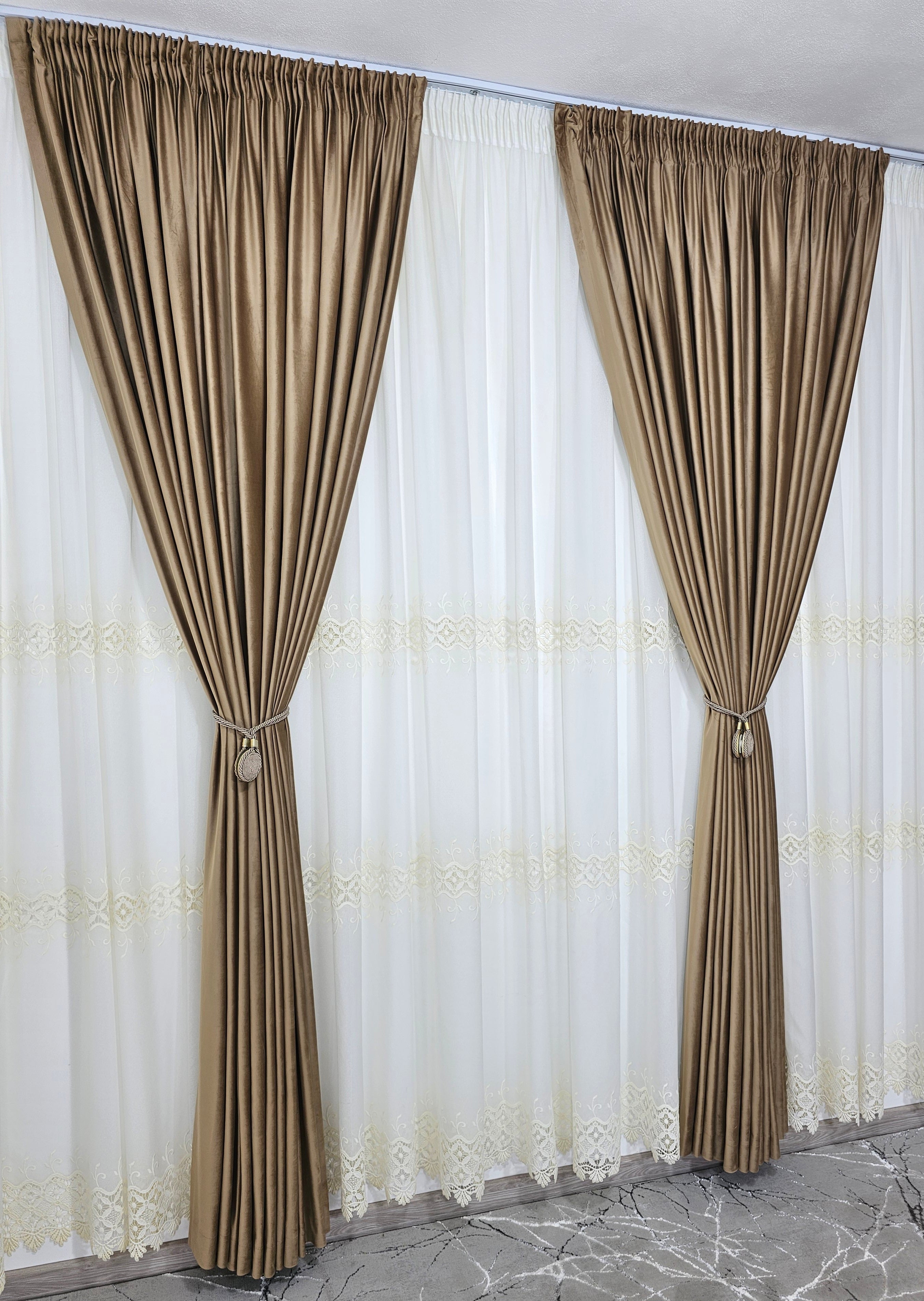 Set Melina: perdea crem din in cristal cu broderie si draperie din catifea bej caramel