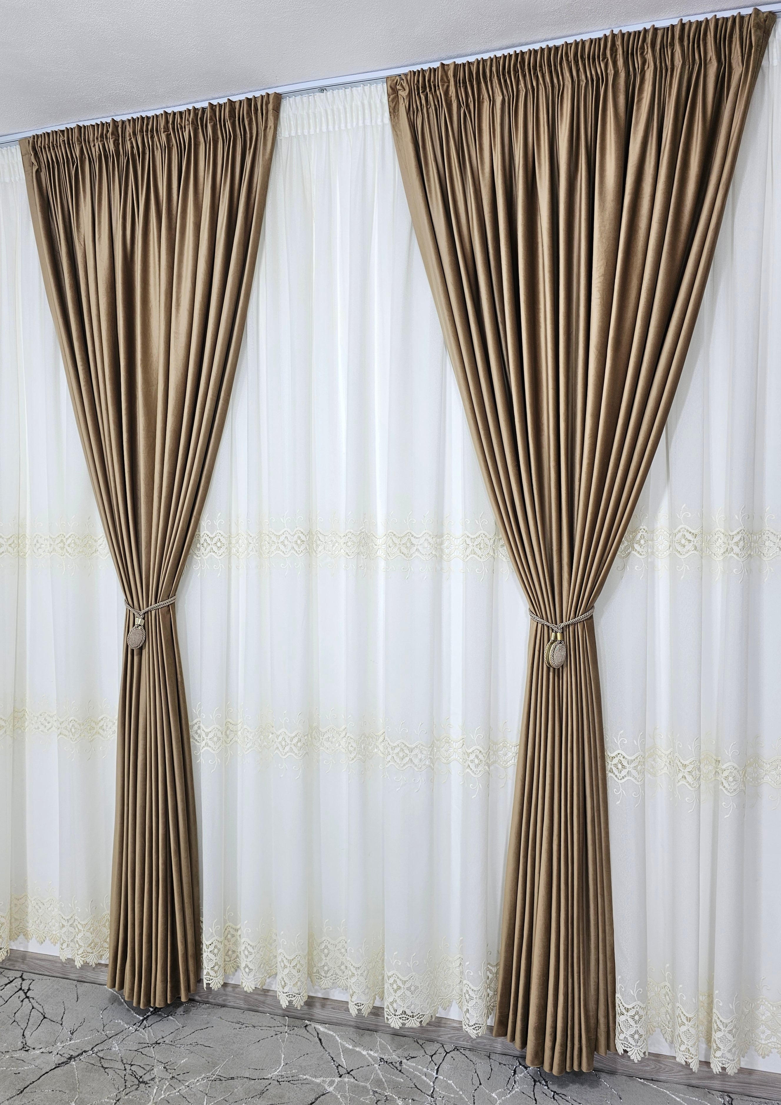 Set Melina: perdea crem din in cristal cu broderie si draperie din catifea bej caramel