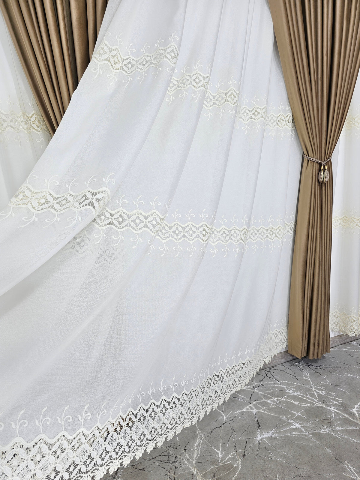 Set Melina – Perdea Crem din In Cristal cu Broderie si Draperie Catifea Bej Caramel – ideal pentru livinguri in nuante de alb sau crem – confectionat pe comanda
