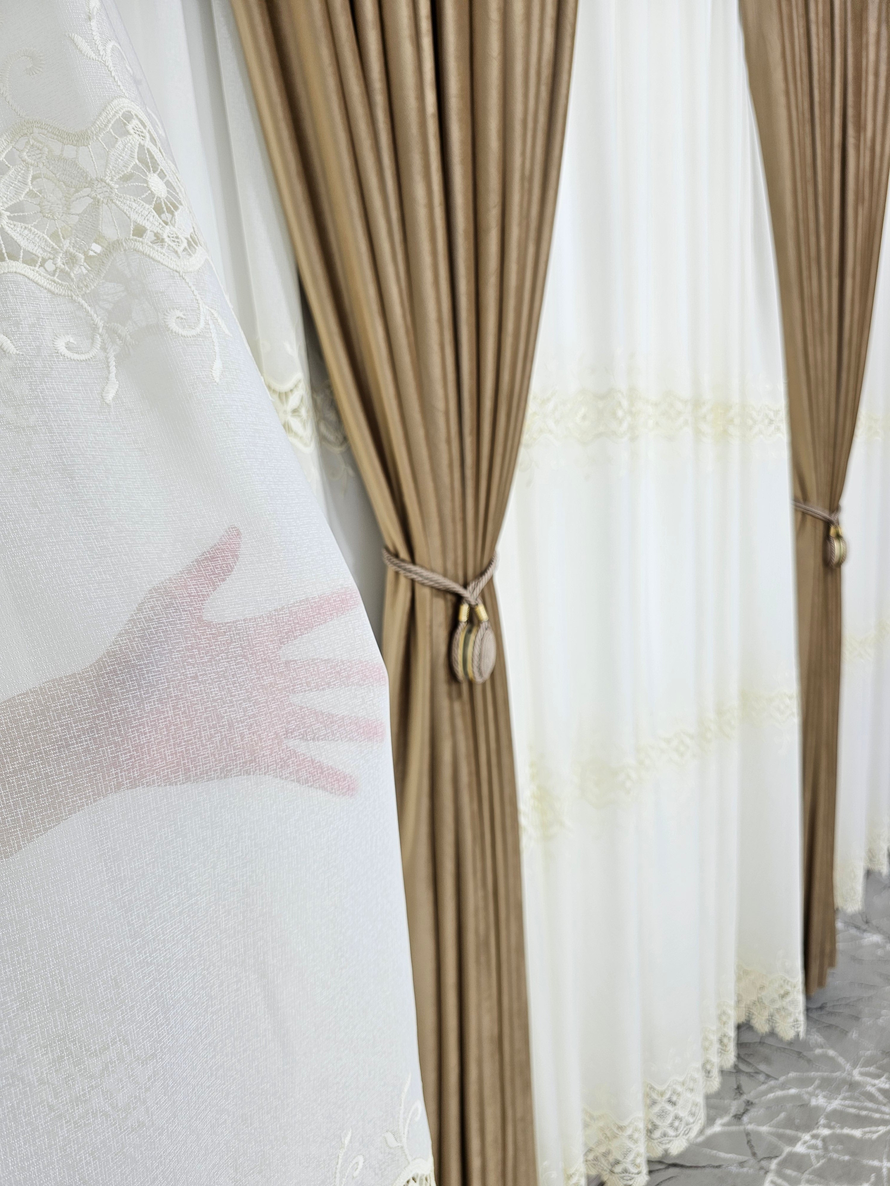 Set Melina: perdea crem din in cristal cu broderie si draperie din catifea bej caramel