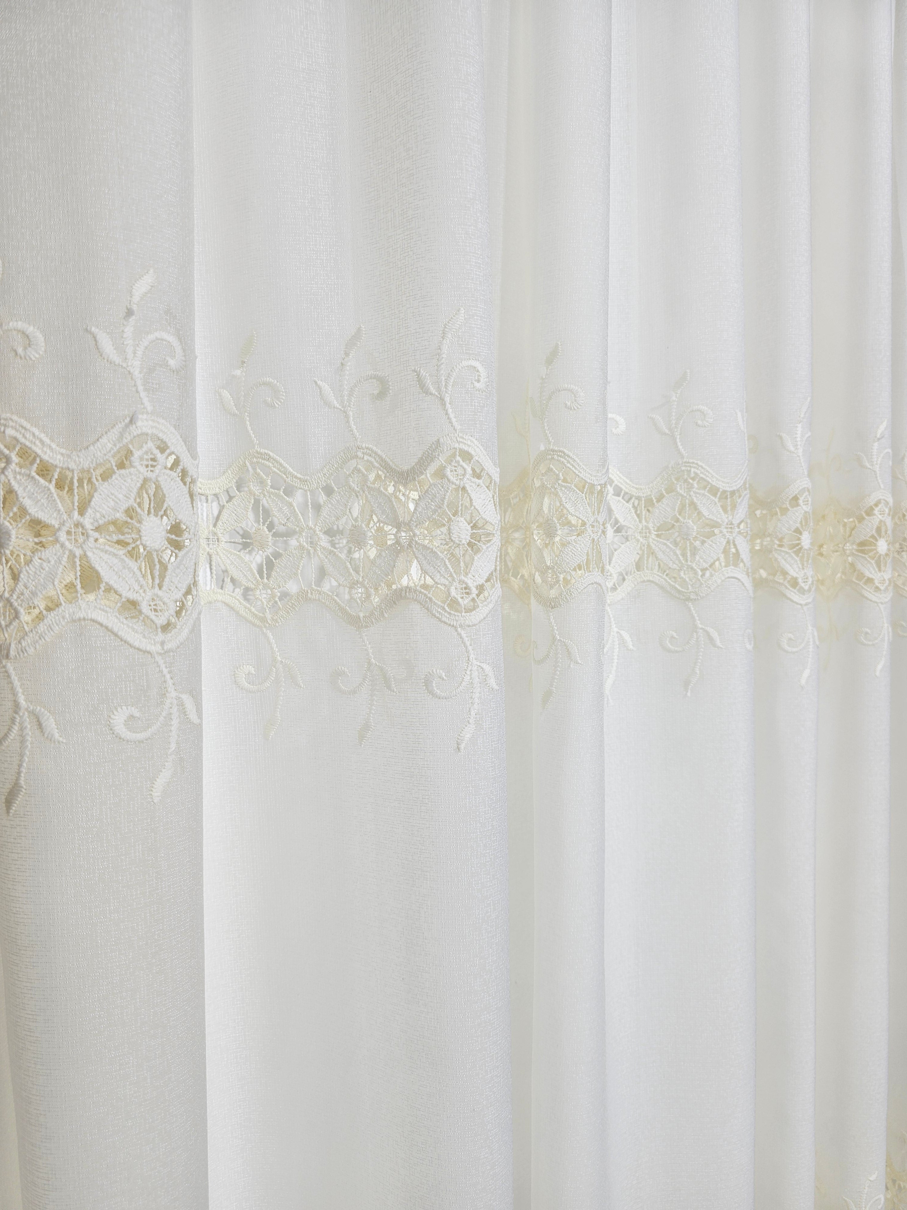 Set Melina: perdea crem din in cristal cu broderie si draperie din catifea bej caramel