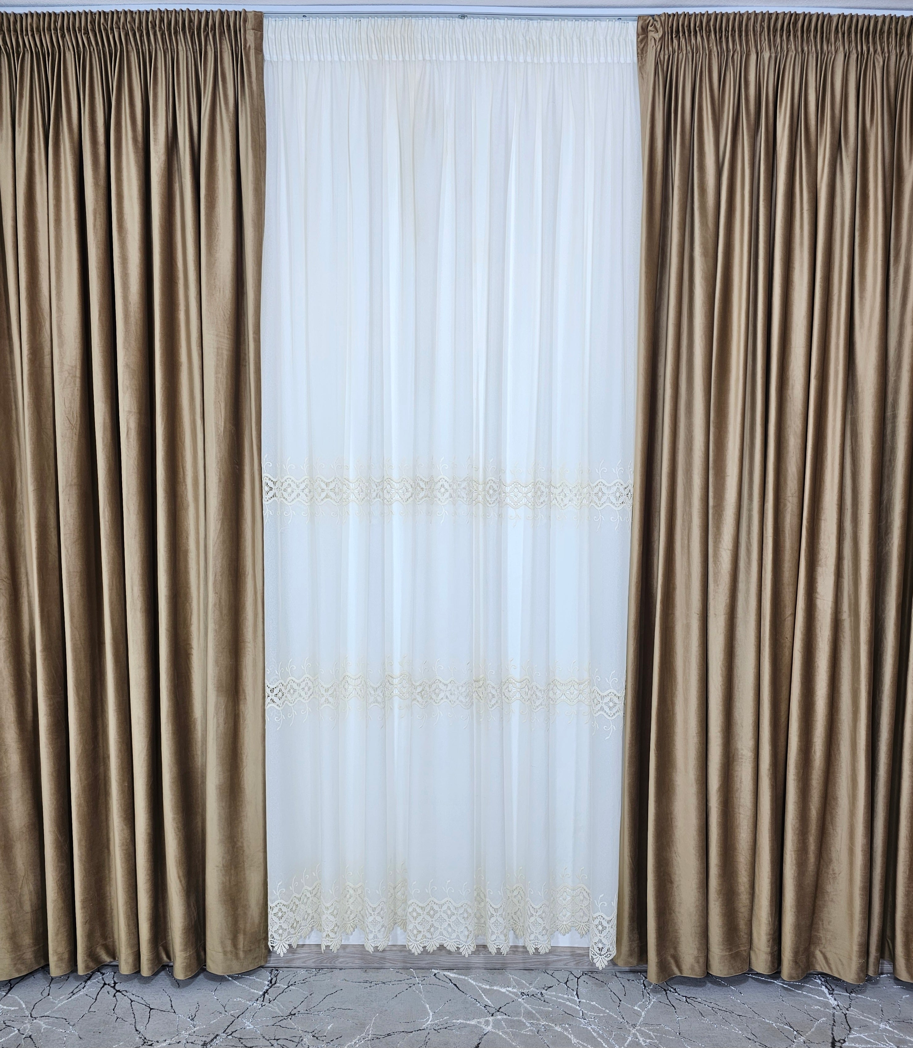 Set Melina: perdea crem din in cristal cu broderie si draperie din catifea bej caramel