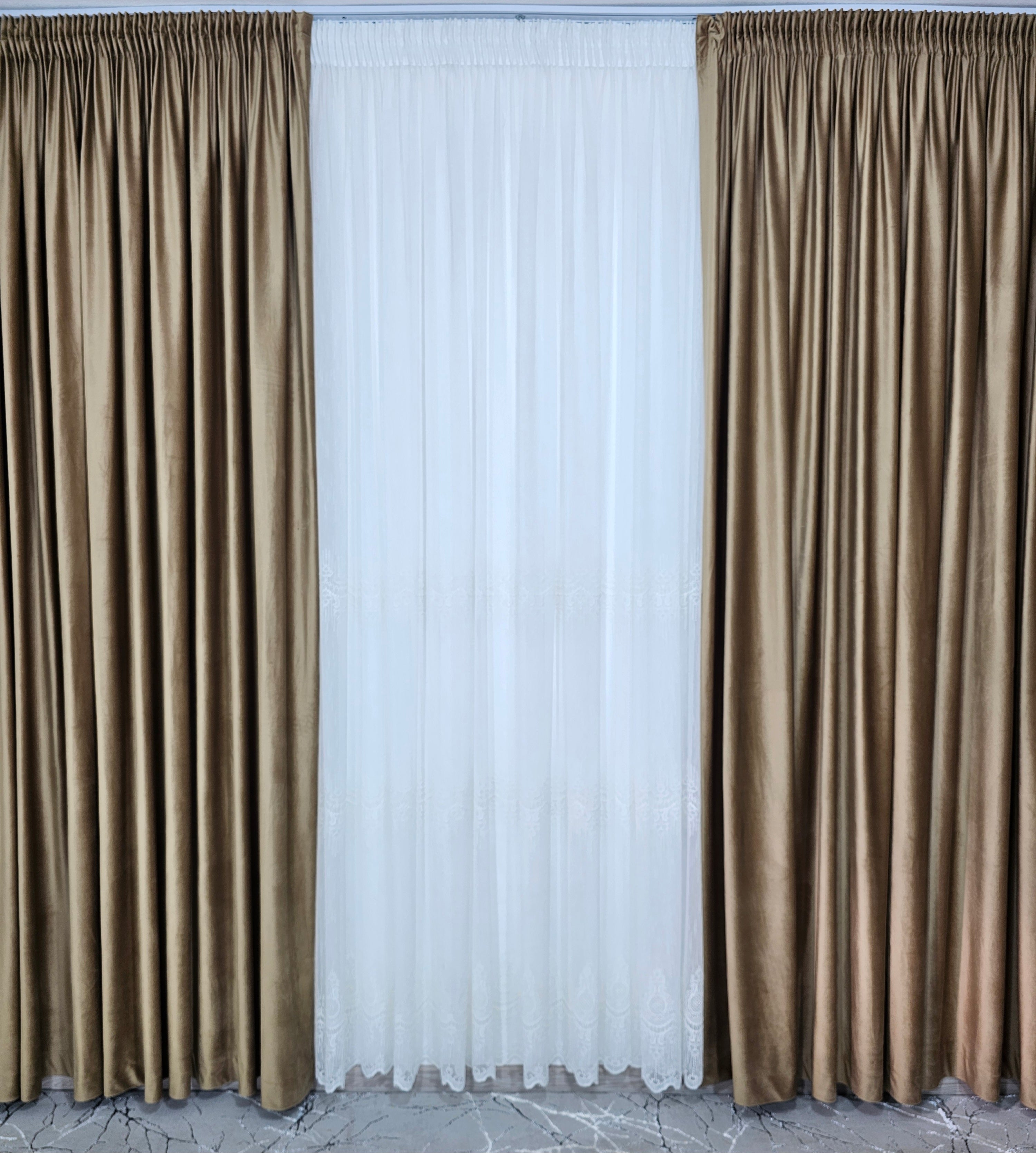 Set Marta: perdea ivoire din borangic cu broderie si draperie din catifea bej caramel