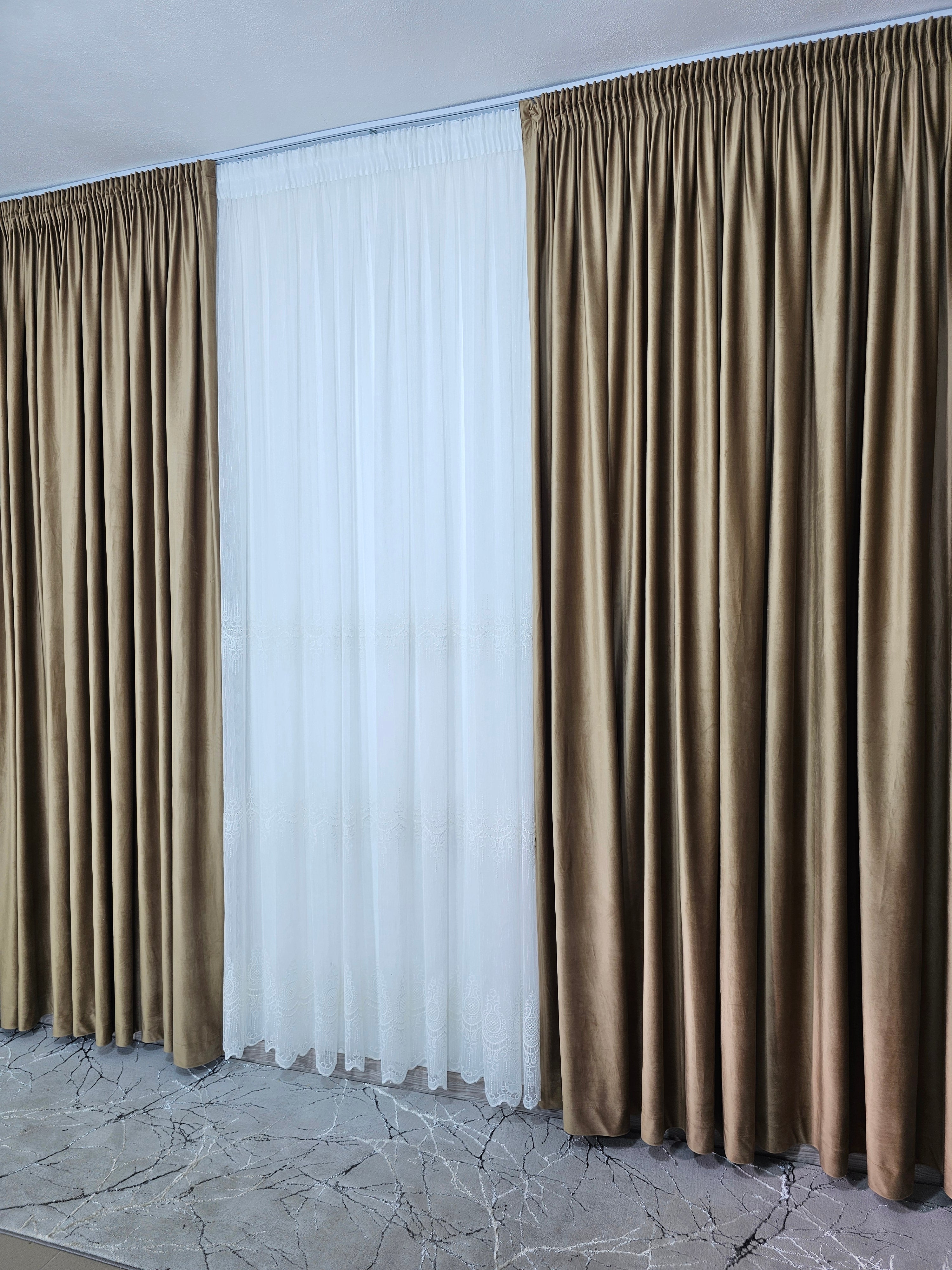 Set Marta: perdea ivoire din borangic cu broderie si draperie din catifea bej caramel