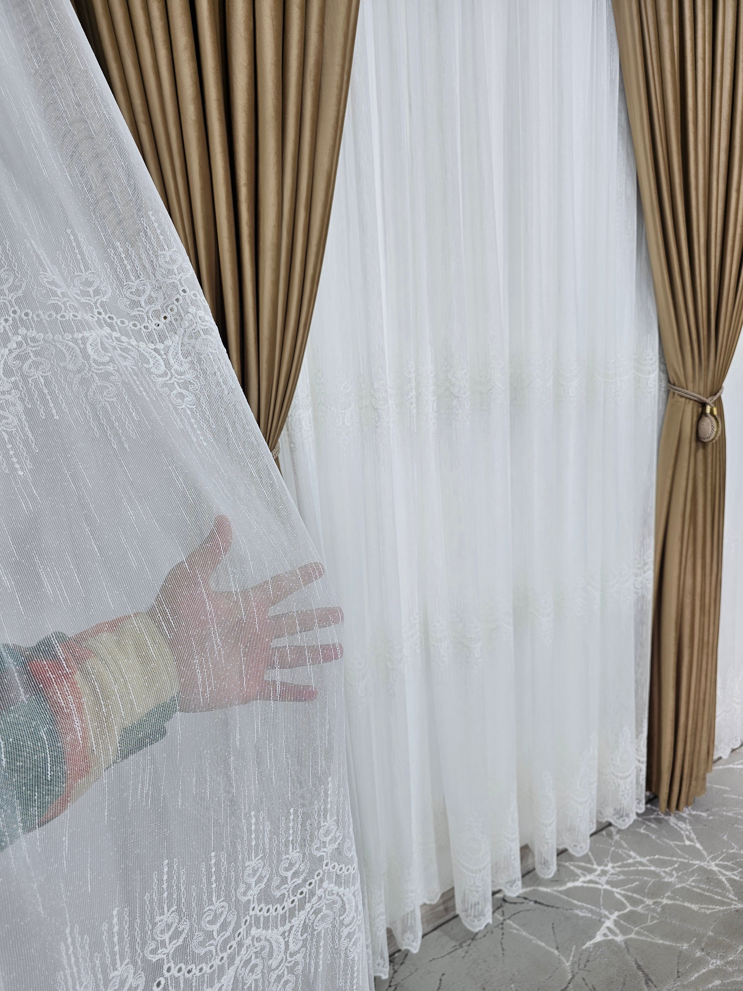 Set Marta: perdea ivoire din borangic cu broderie si draperie din catifea bej caramel