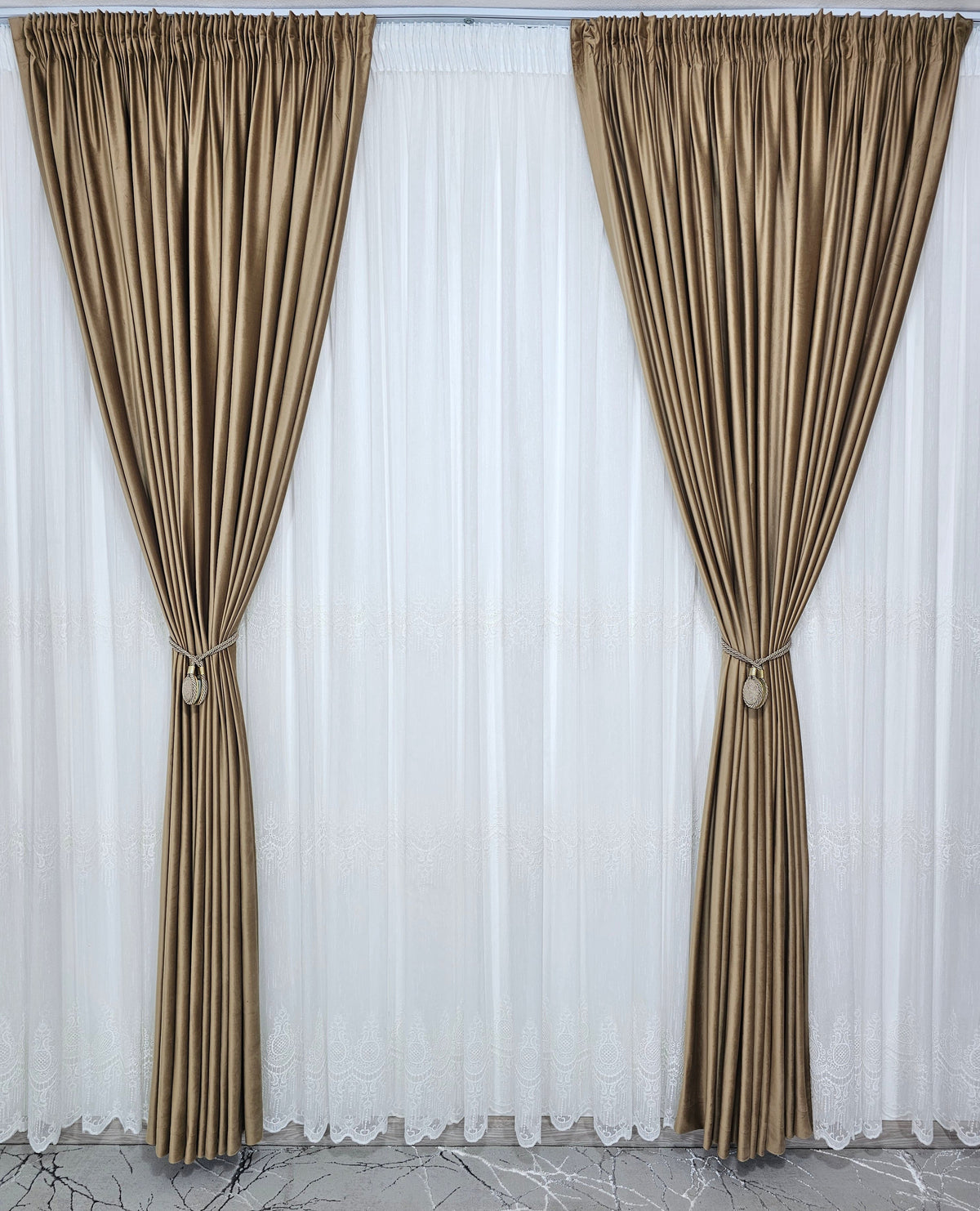 Set Marta: perdea ivoire din borangic cu broderie si draperie din catifea bej caramel