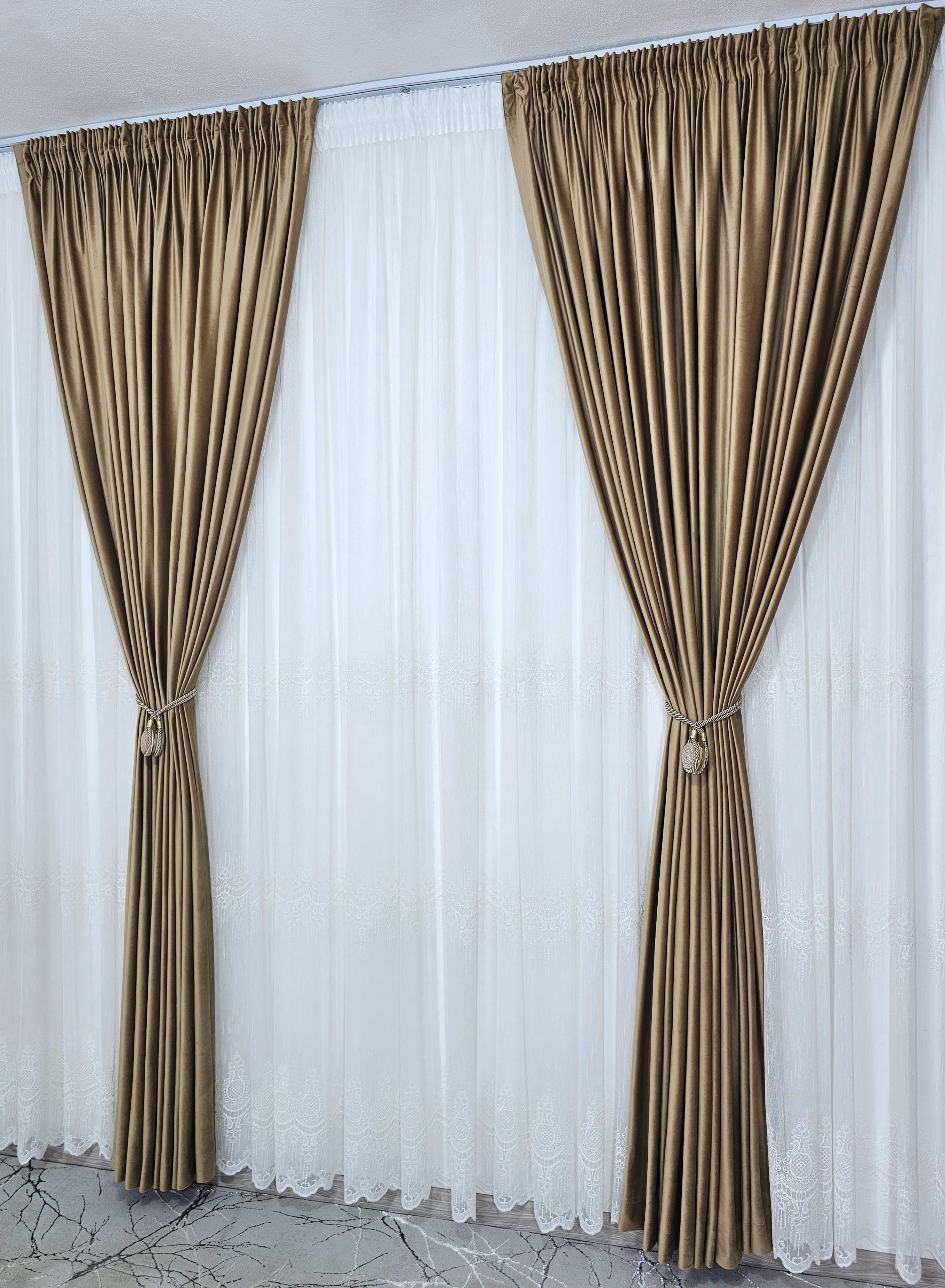 Set Marta: perdea ivoire din borangic cu broderie si draperie din catifea bej caramel