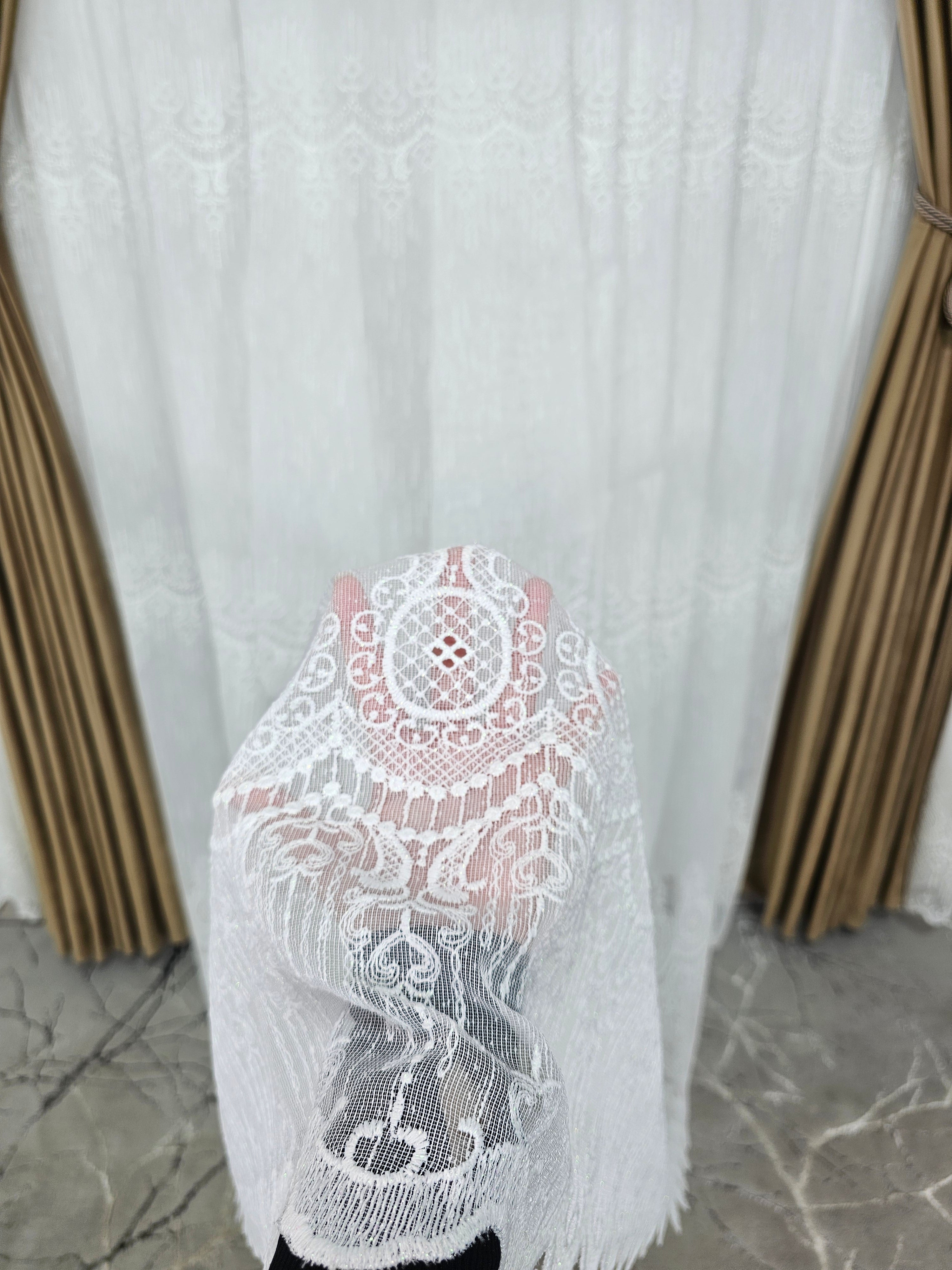 Set Marta: perdea ivoire din borangic cu broderie si draperie din catifea bej caramel