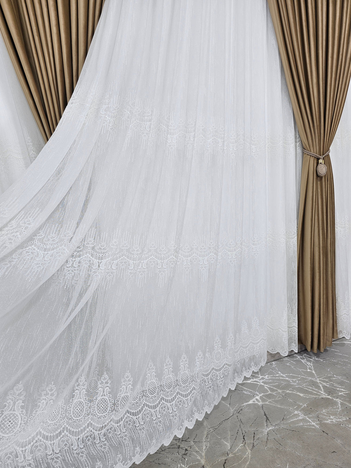 Set Marta: perdea ivoire din borangic cu broderie si draperie din catifea bej caramel