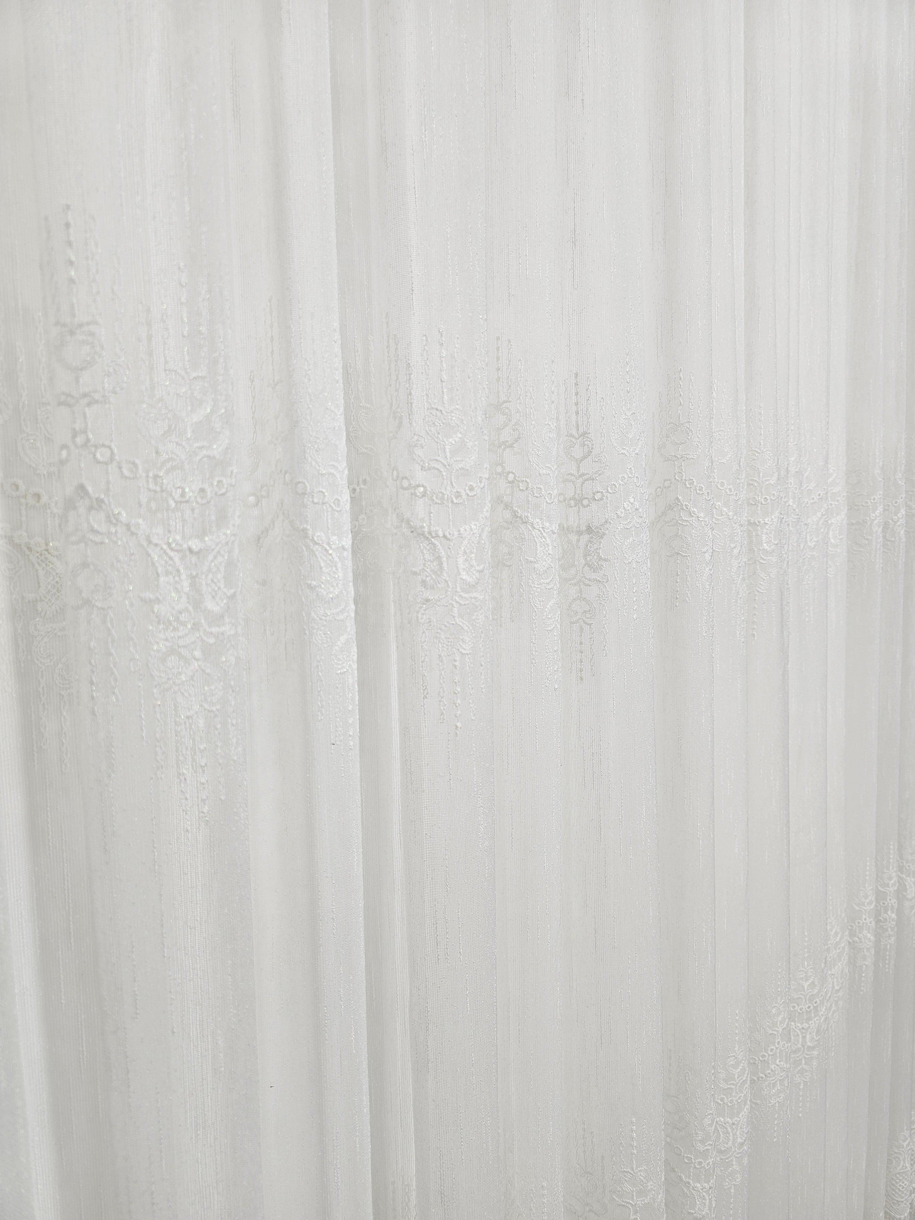 Set Marta: perdea ivoire din borangic cu broderie si draperie din catifea bej caramel