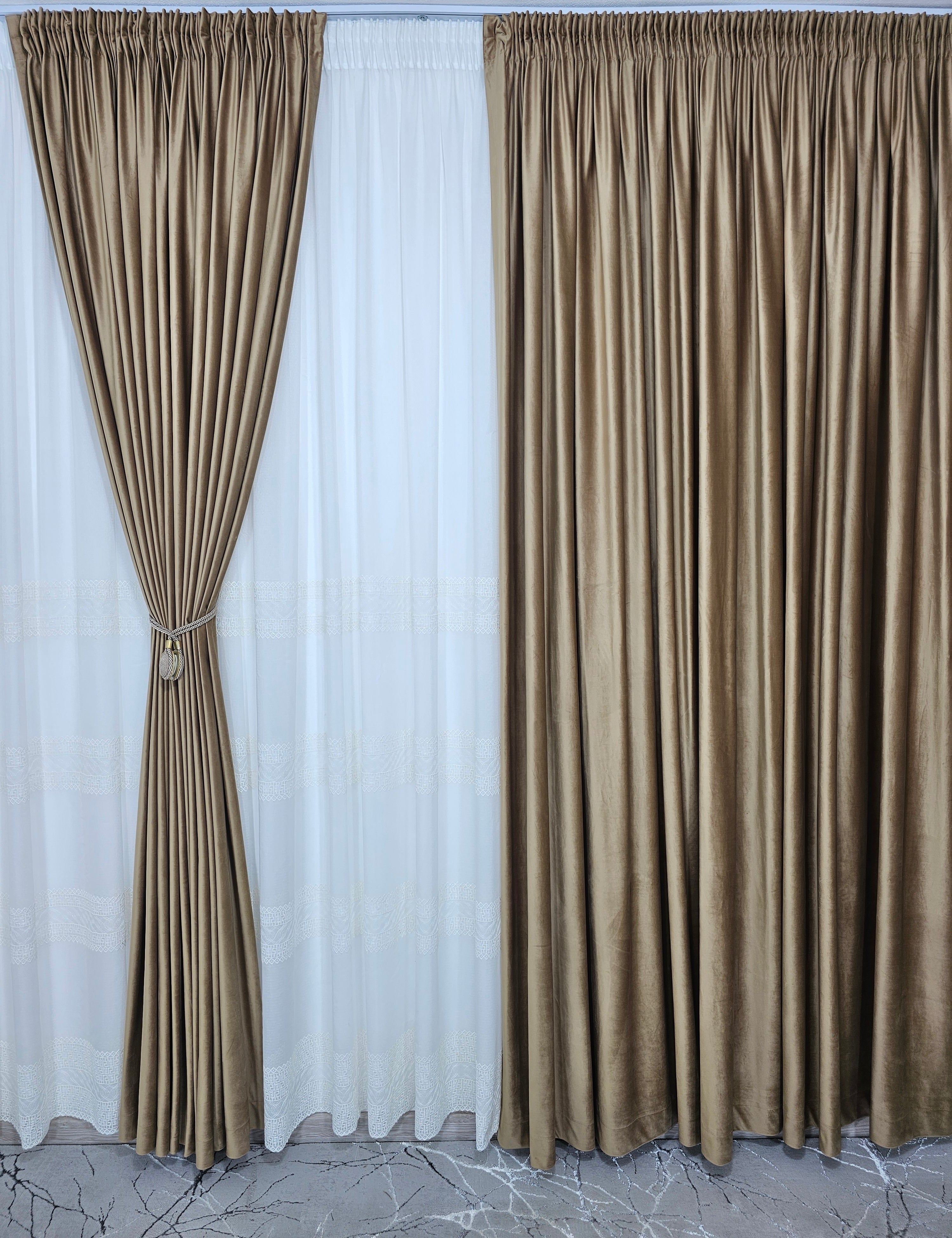Set Cezar: perdea ivoire din in cristal cu broderie si draperie din catifea bej caramel