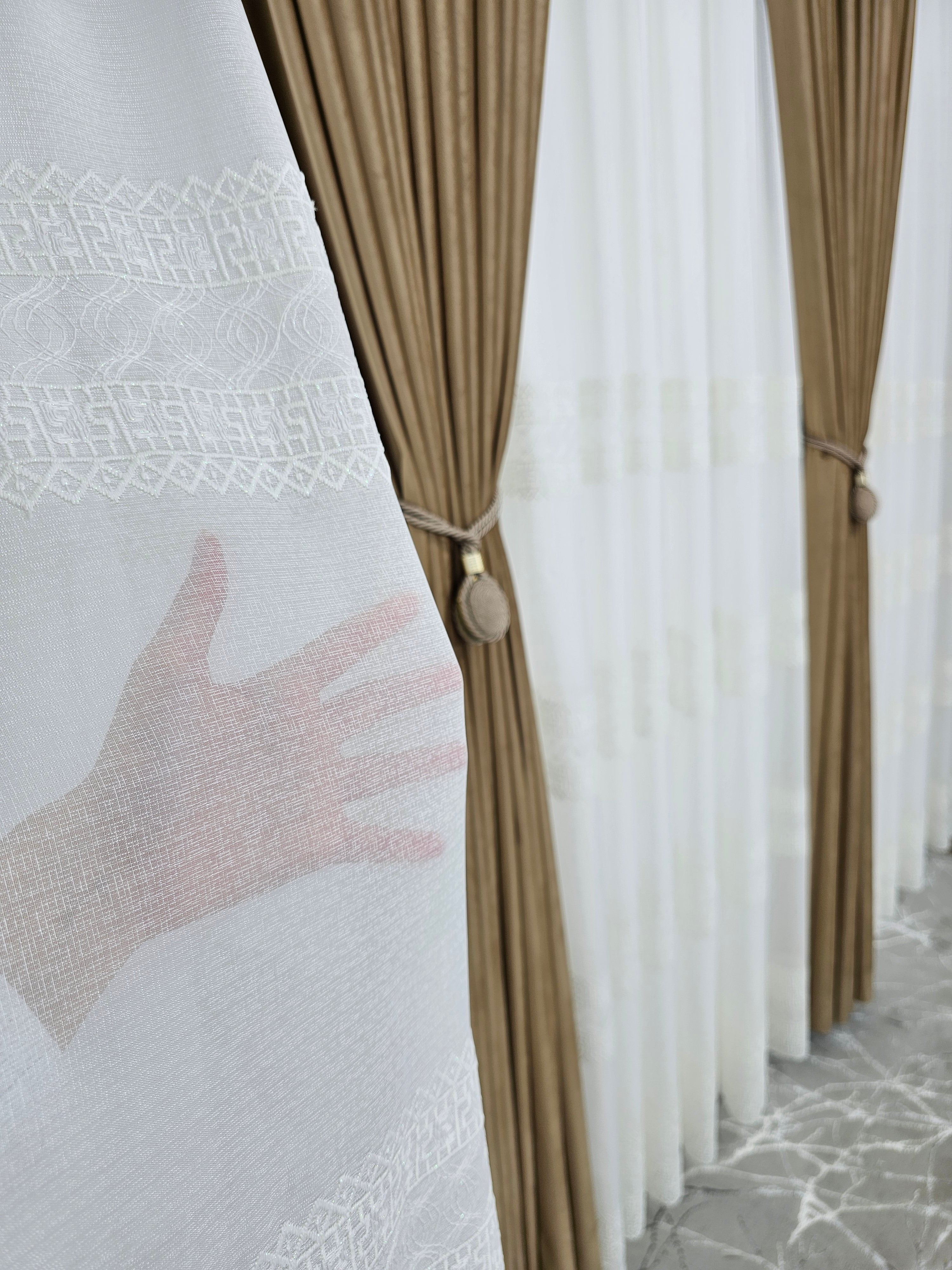 Set Cezar: perdea ivoire din in cristal cu broderie si draperie din catifea bej caramel