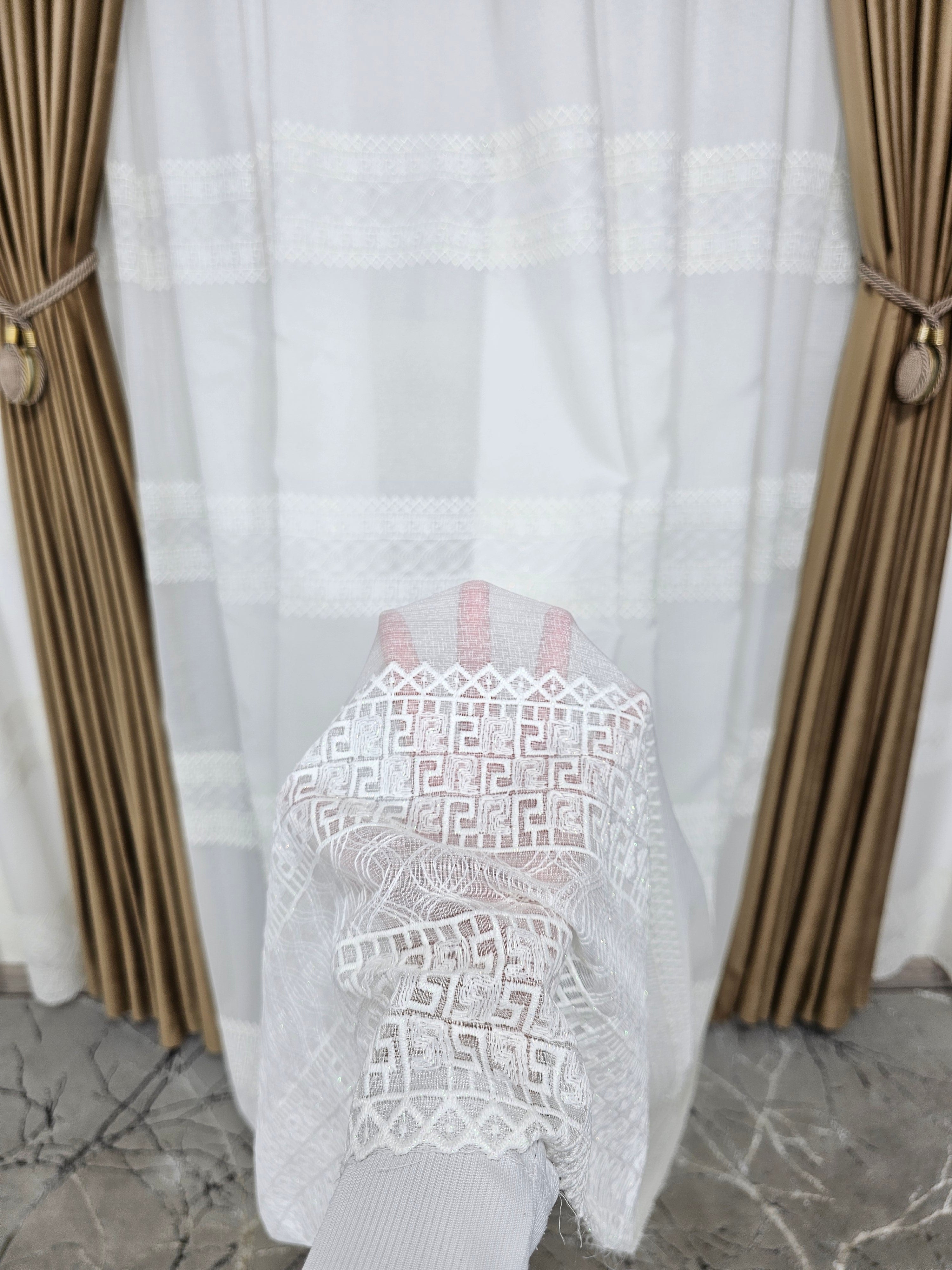 Set Cezar: perdea ivoire din in cristal cu broderie si draperie din catifea bej caramel