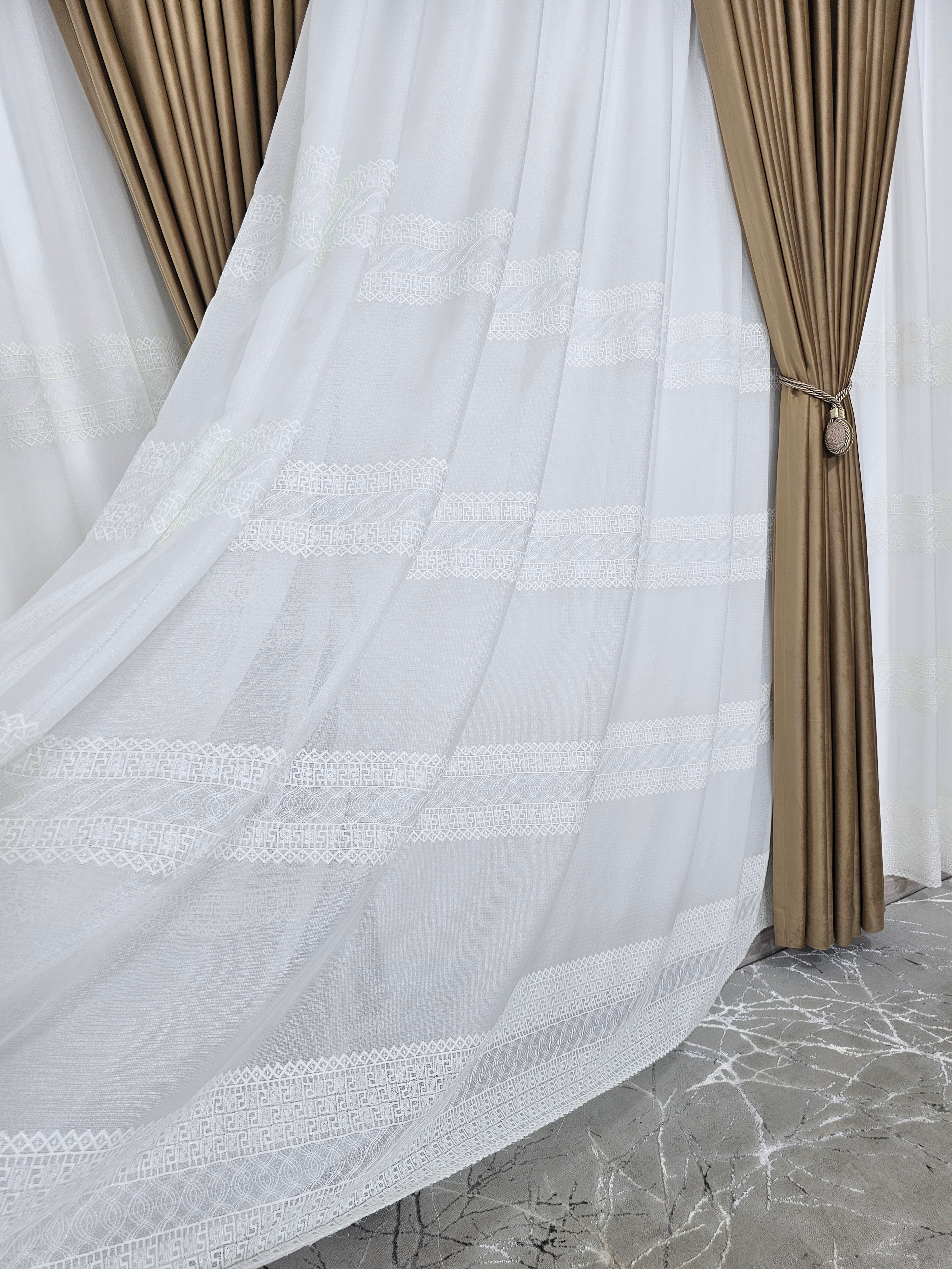 Set Cezar: perdea ivoire din in cristal cu broderie si draperie din catifea bej caramel