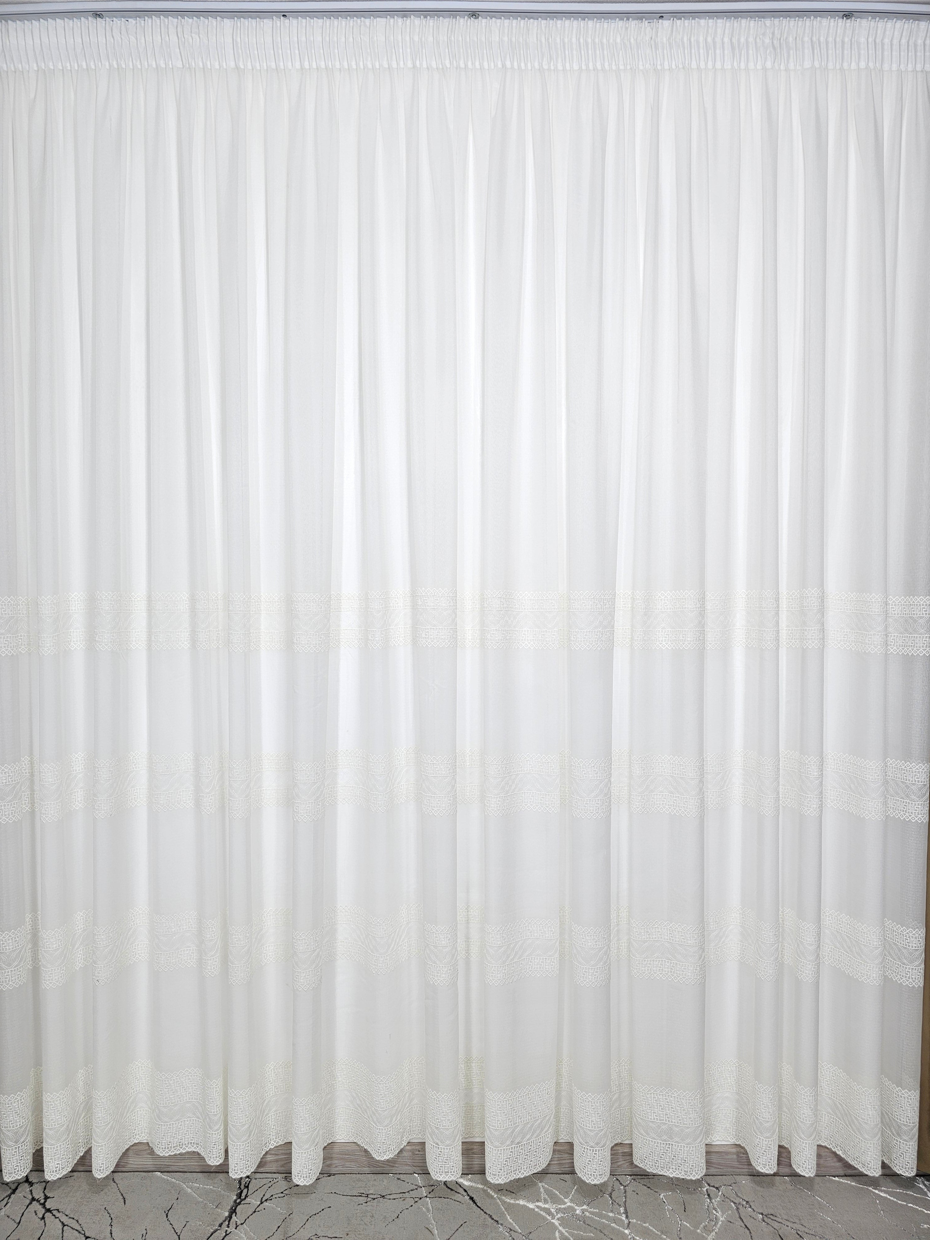 Set Cezar: perdea ivoire din in cristal cu broderie si draperie din catifea bej caramel
