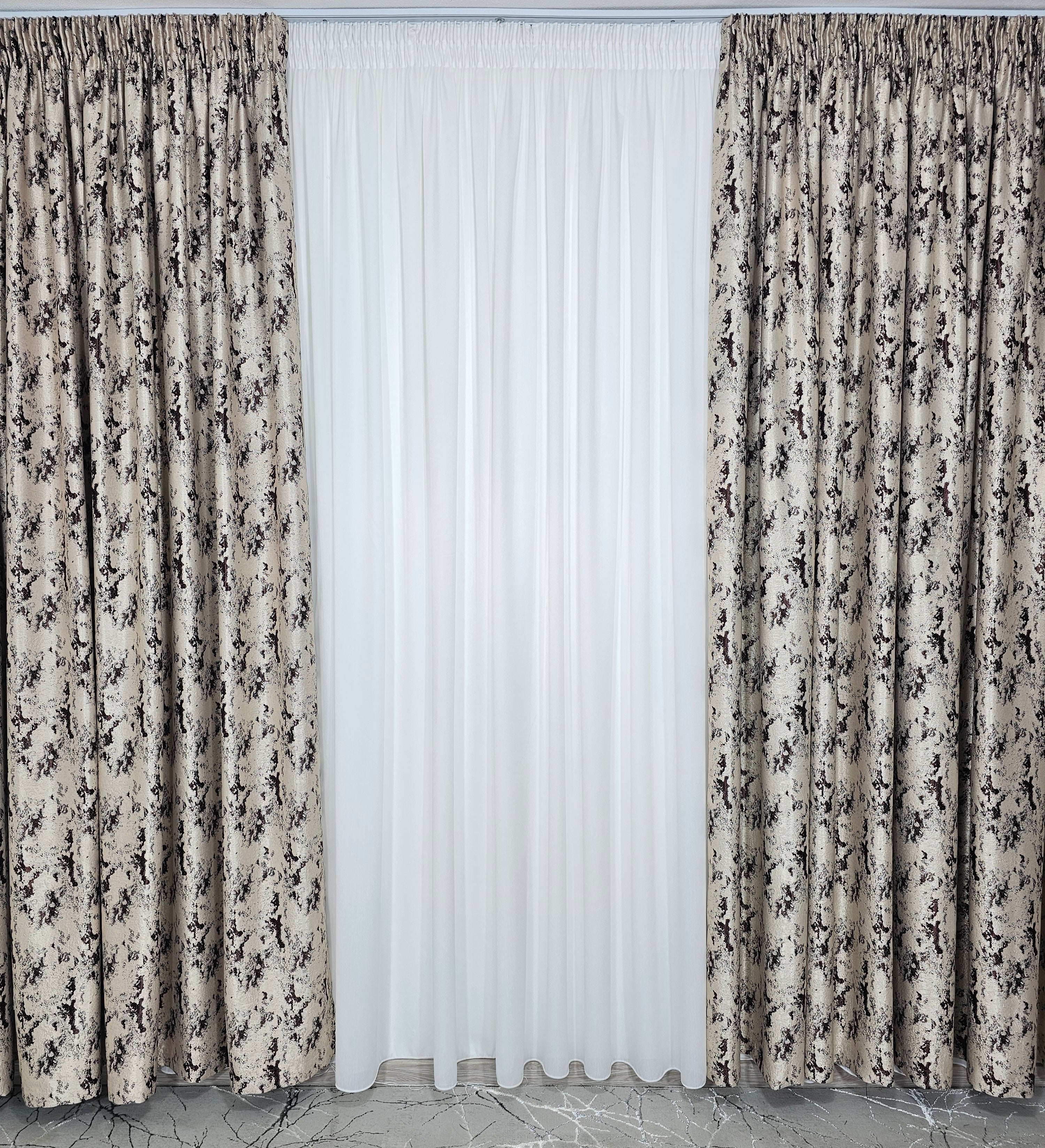 Set Ezi: perdea alba din in matase si inisor cu draperie crem maro