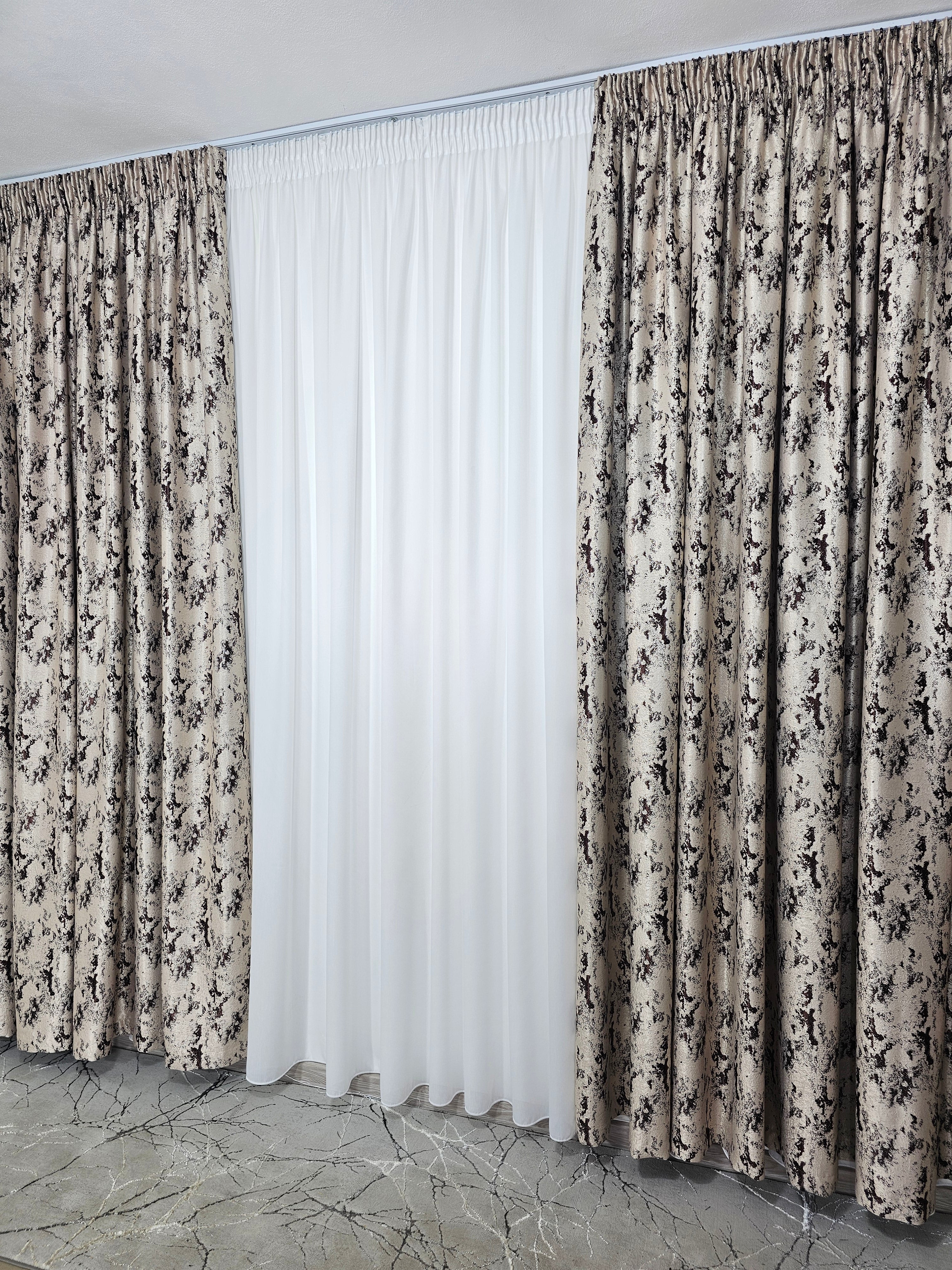 Set Ezi: perdea alba din in matase si inisor cu draperie crem maro