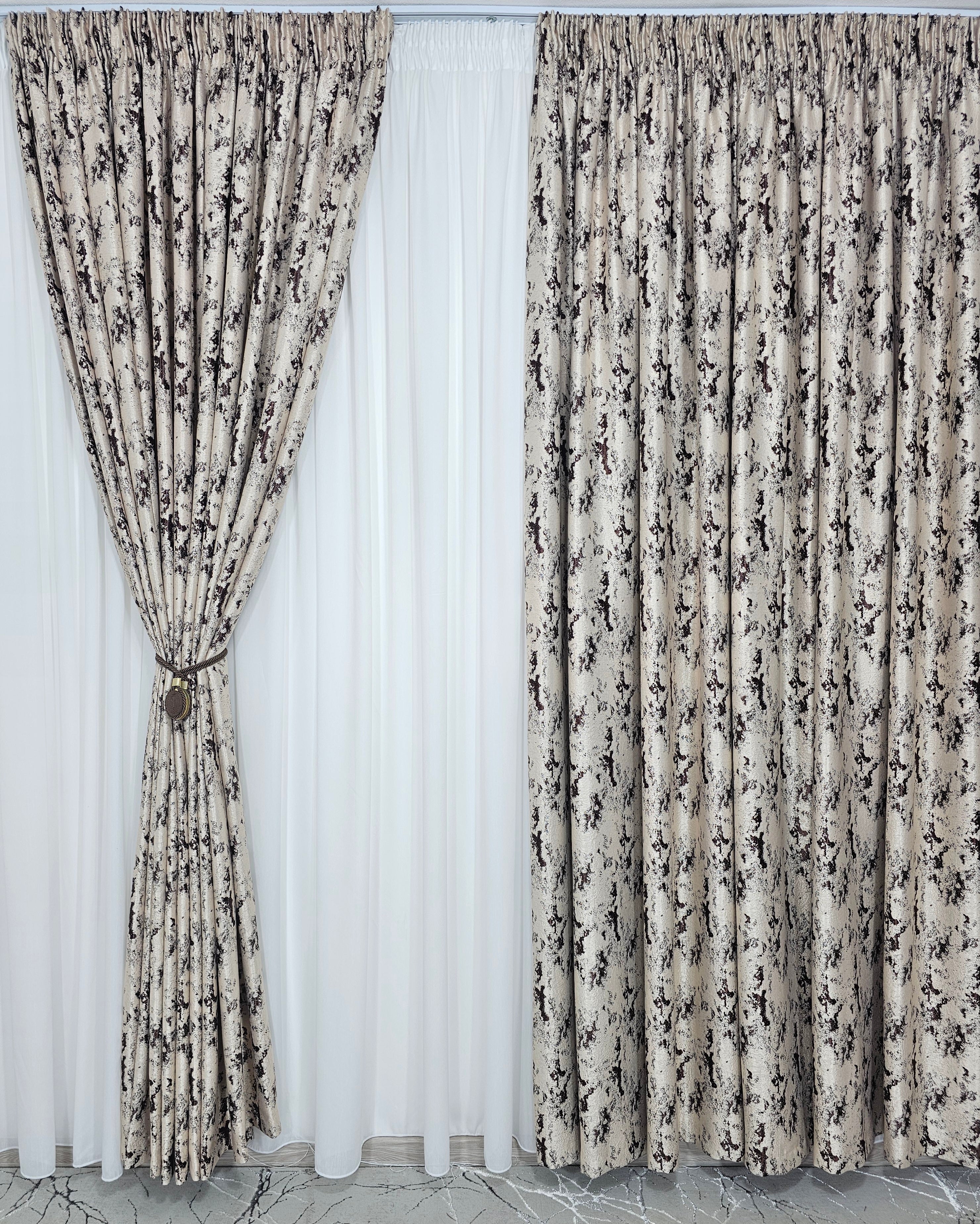 Set Ezi: perdea alba din in matase si inisor cu draperie crem maro