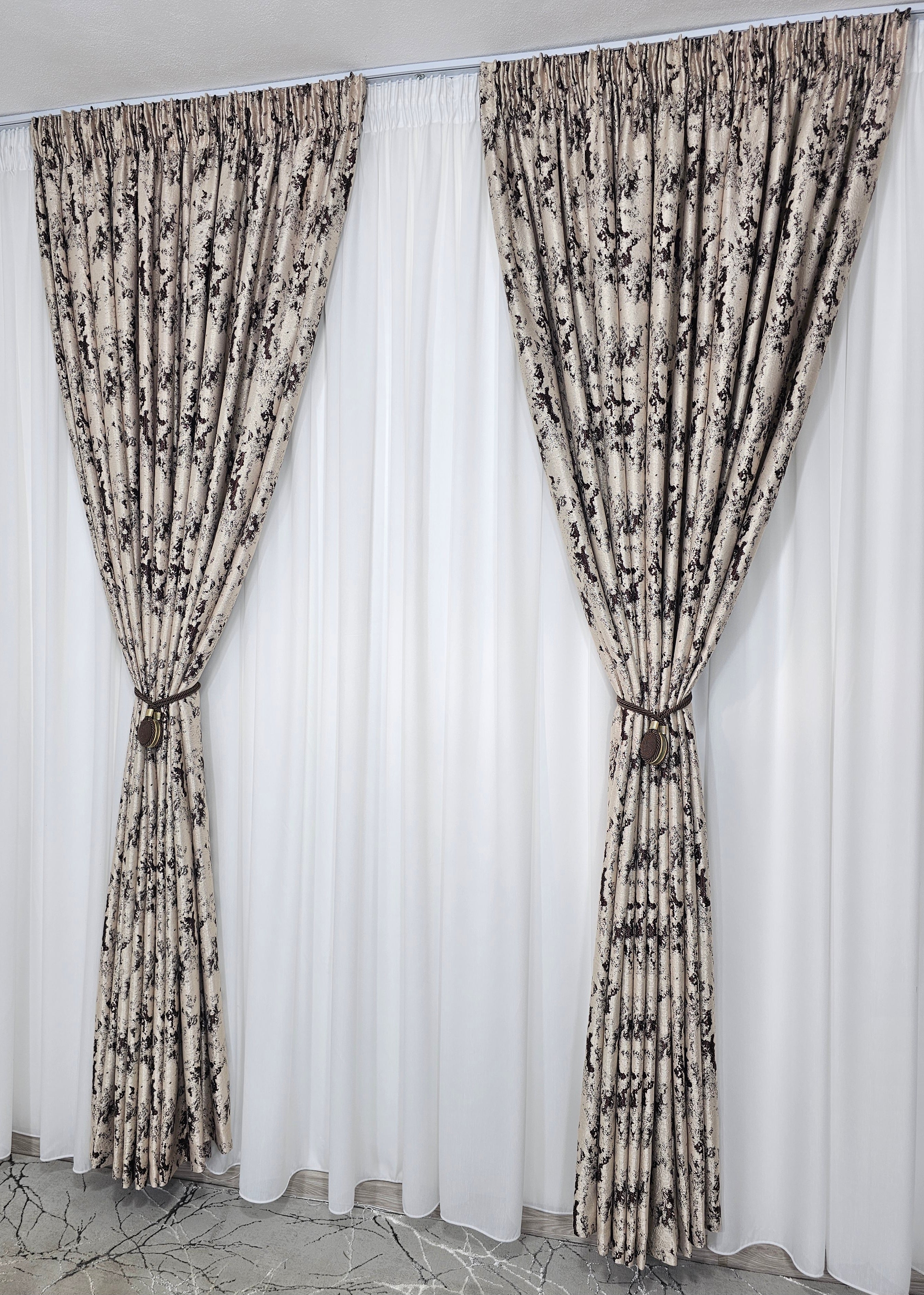 Set Ezi: perdea alba din in matase si inisor cu draperie crem maro