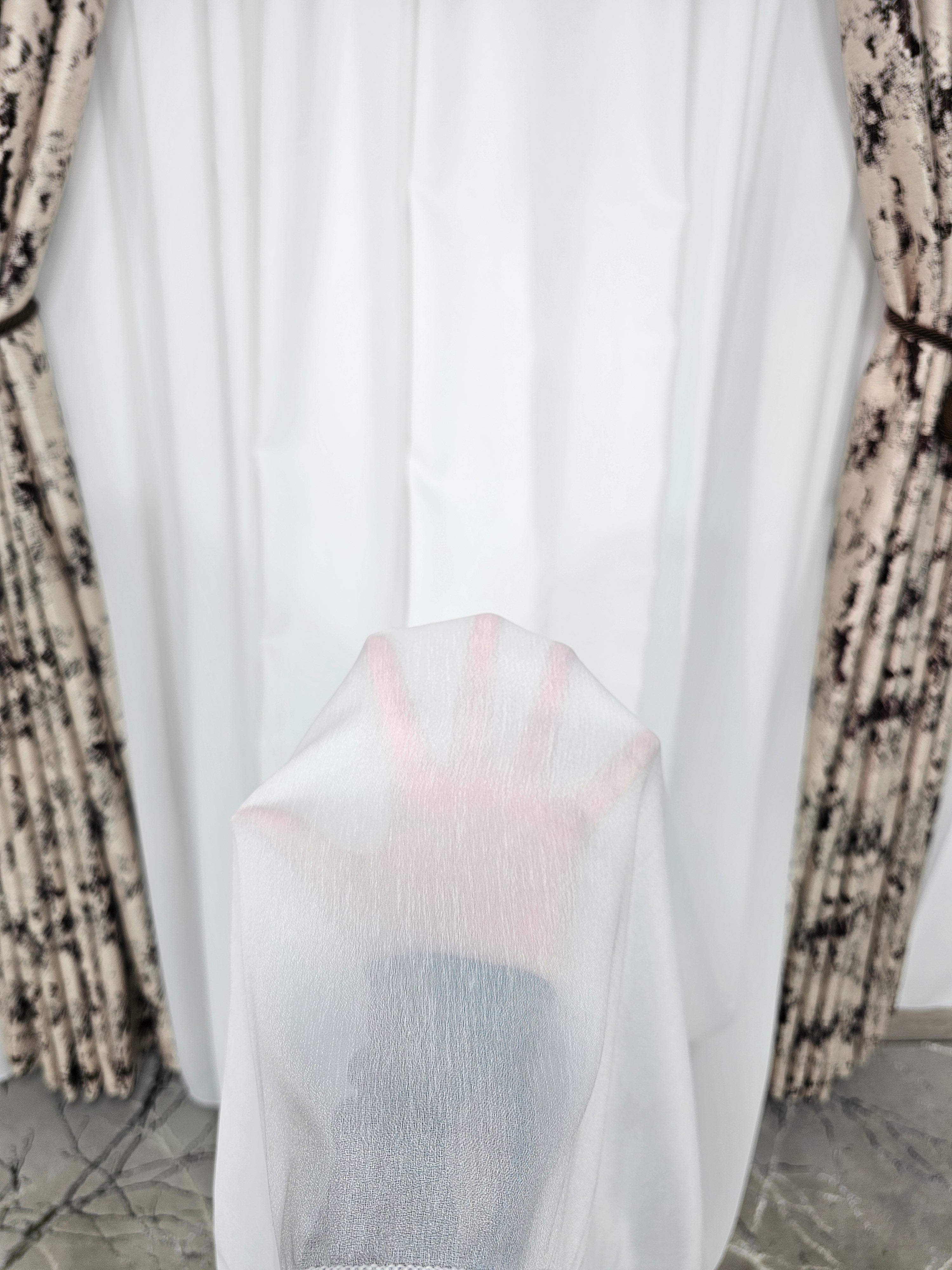 Set Ezi: perdea alba din in matase si inisor cu draperie crem maro