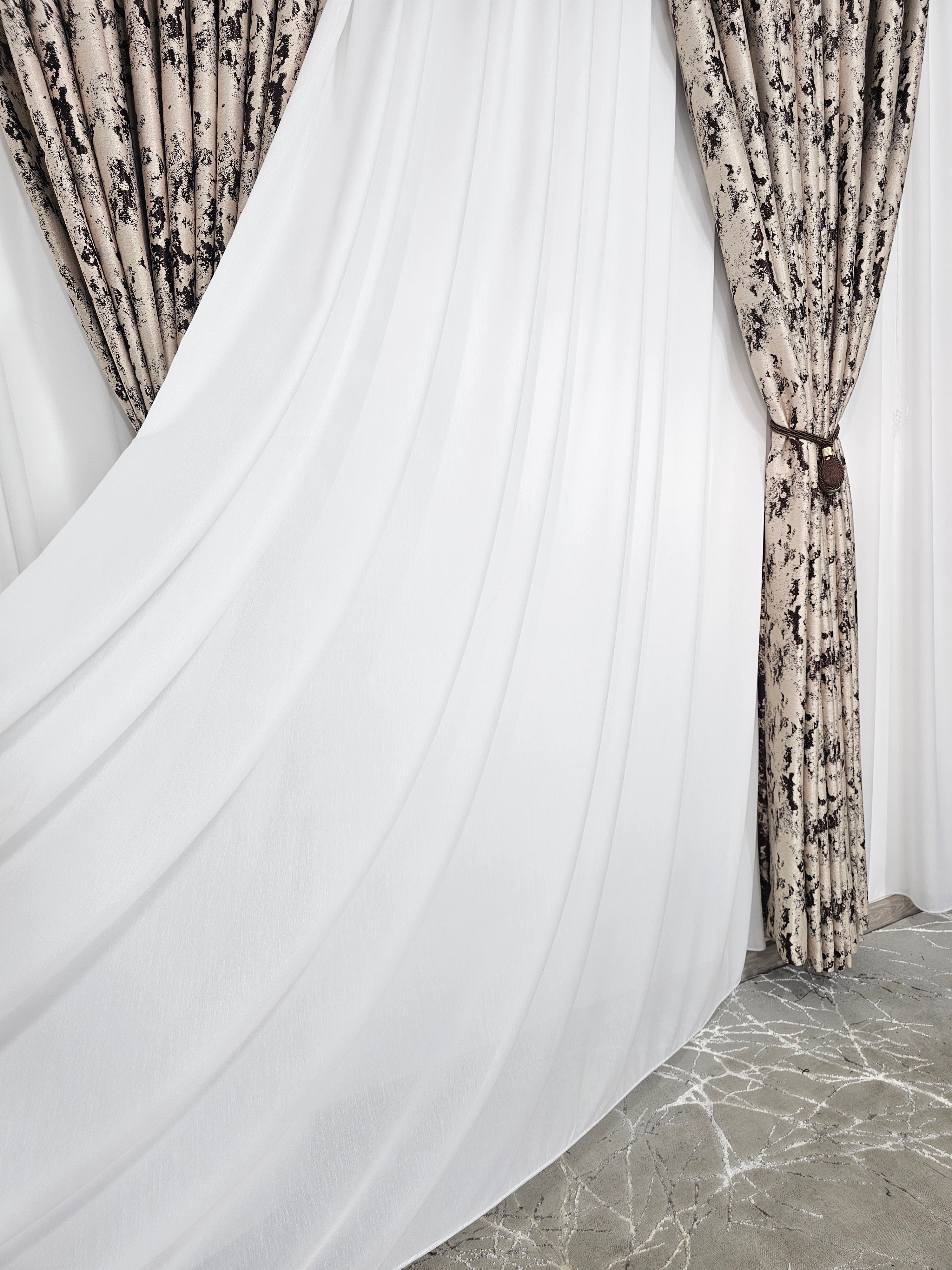 Set Ezi: perdea alba din in matase si inisor cu draperie crem maro
