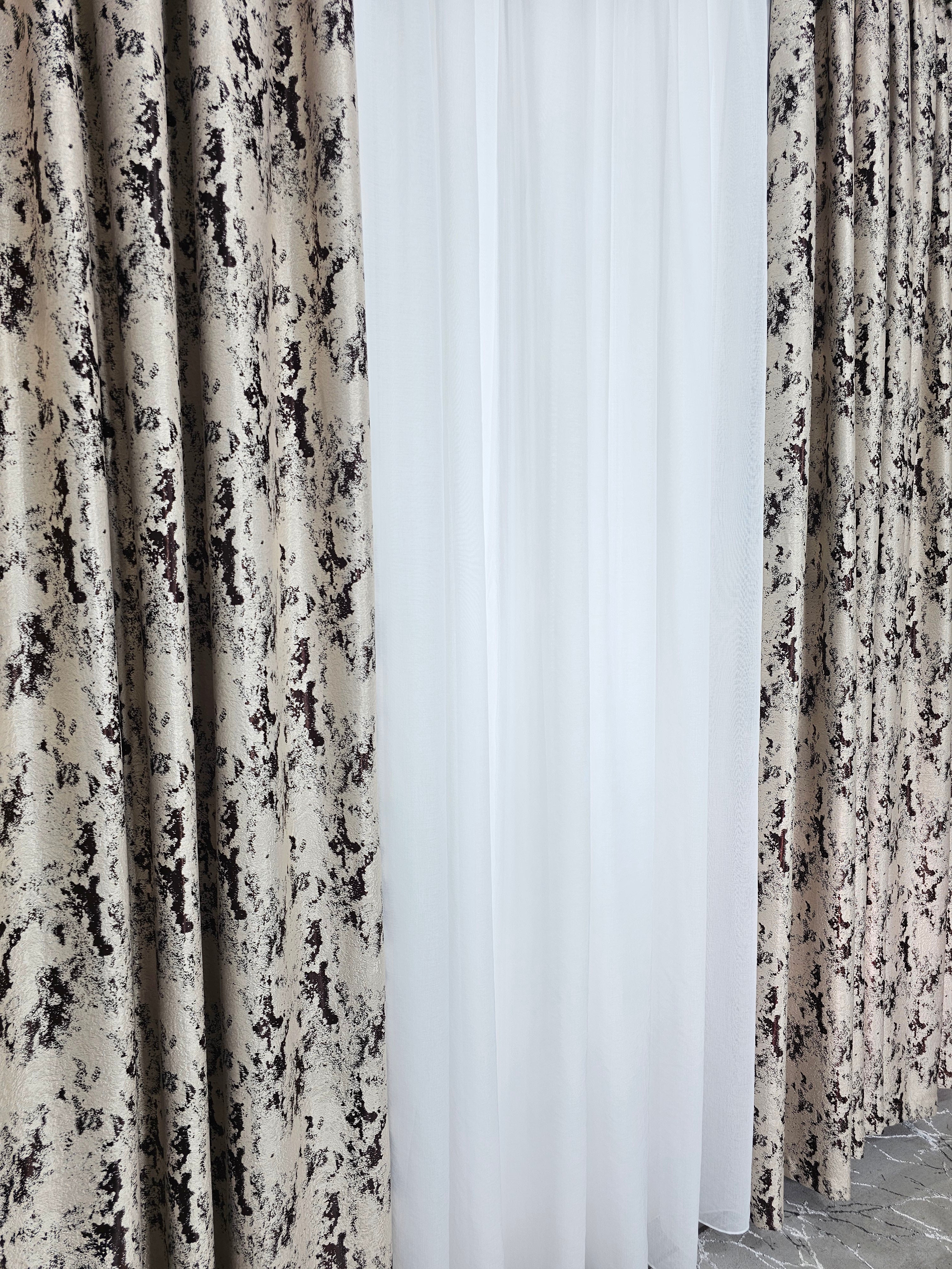 Set Ezi: perdea alba din in matase si inisor cu draperie crem maro