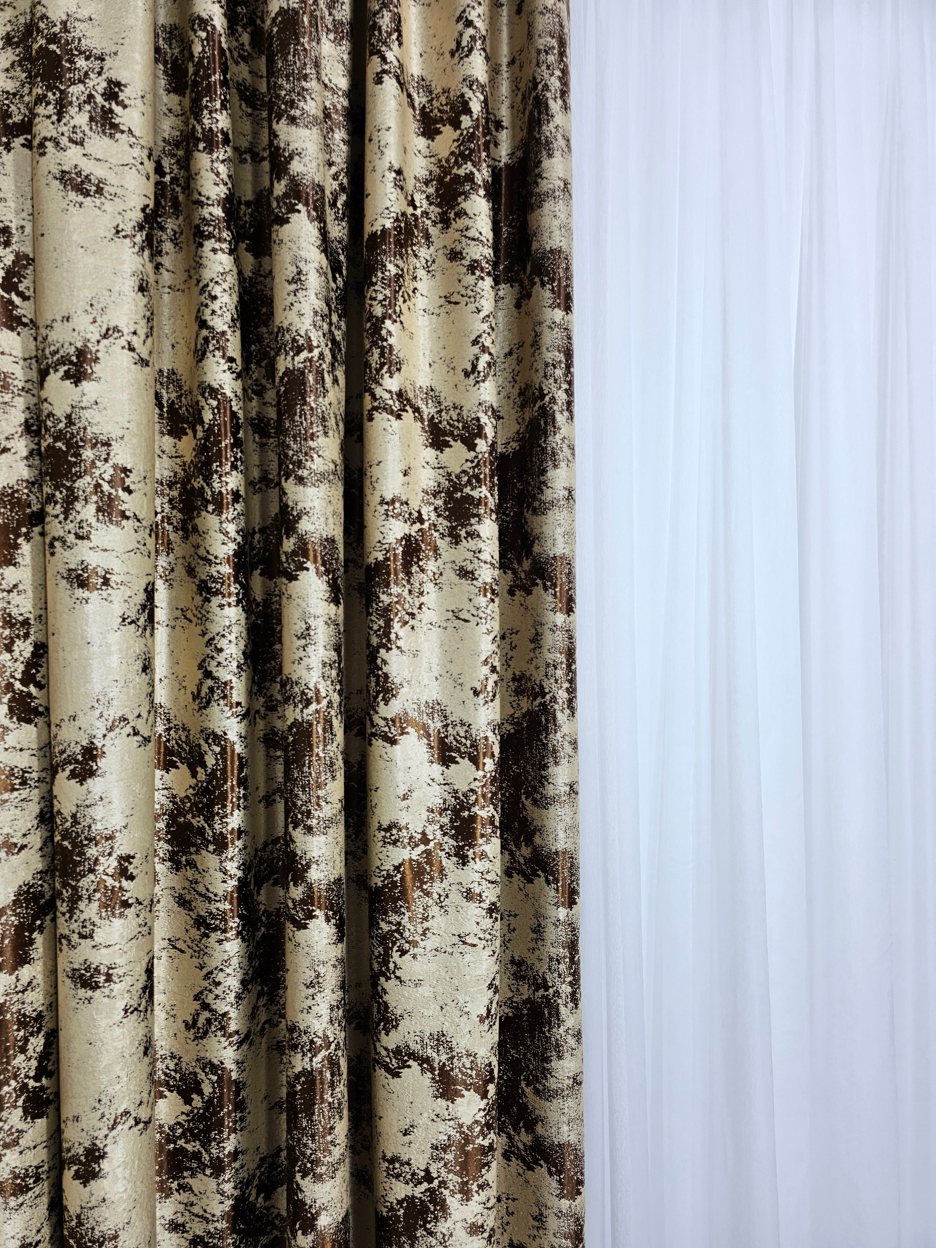 Set Marsilia: perdea alba din tafta si draperie crem maro blackout 80% model travertin