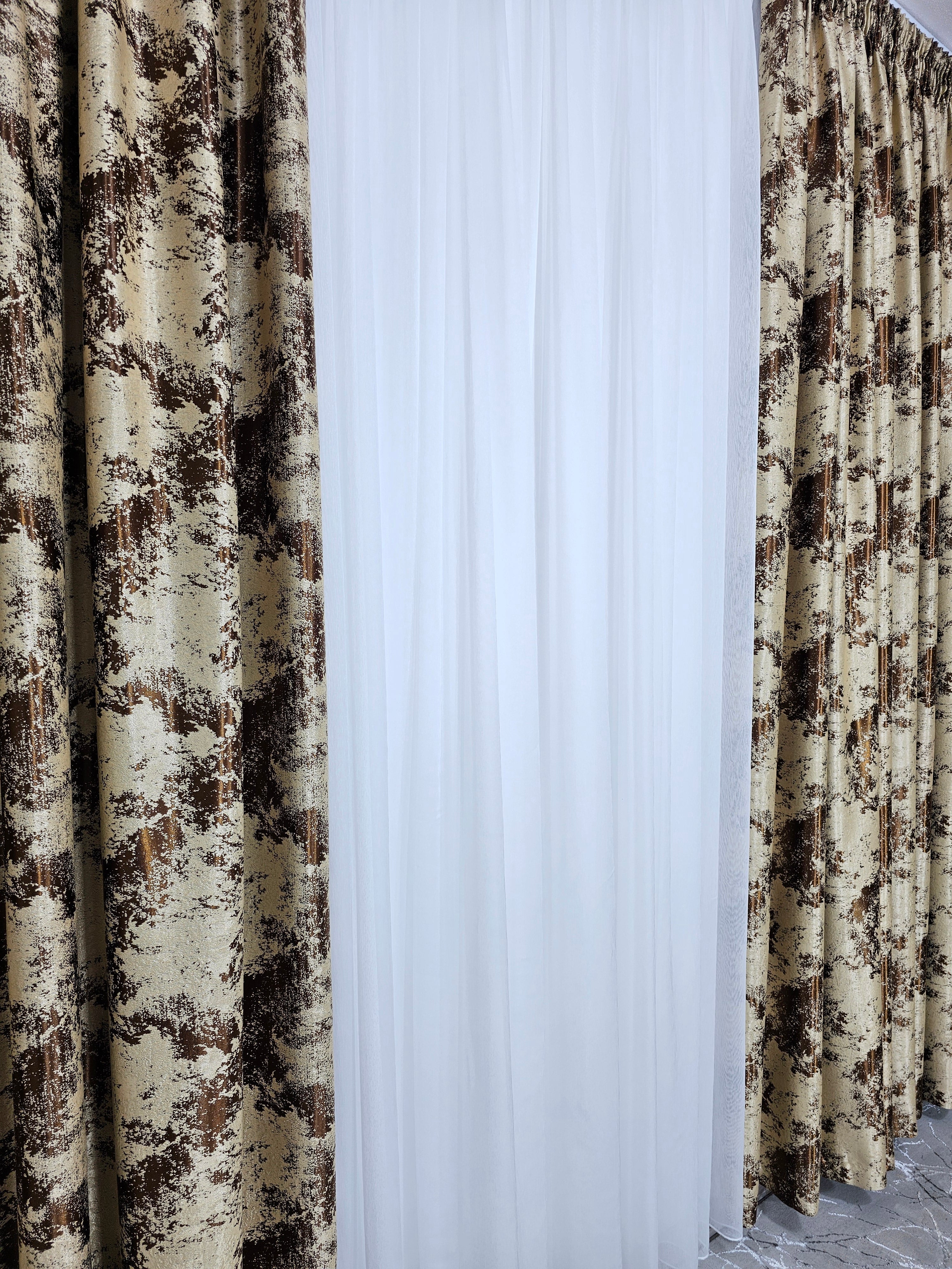 Set Sanda: perdea tip in cu draperie crem maro blackout 80% model travertin