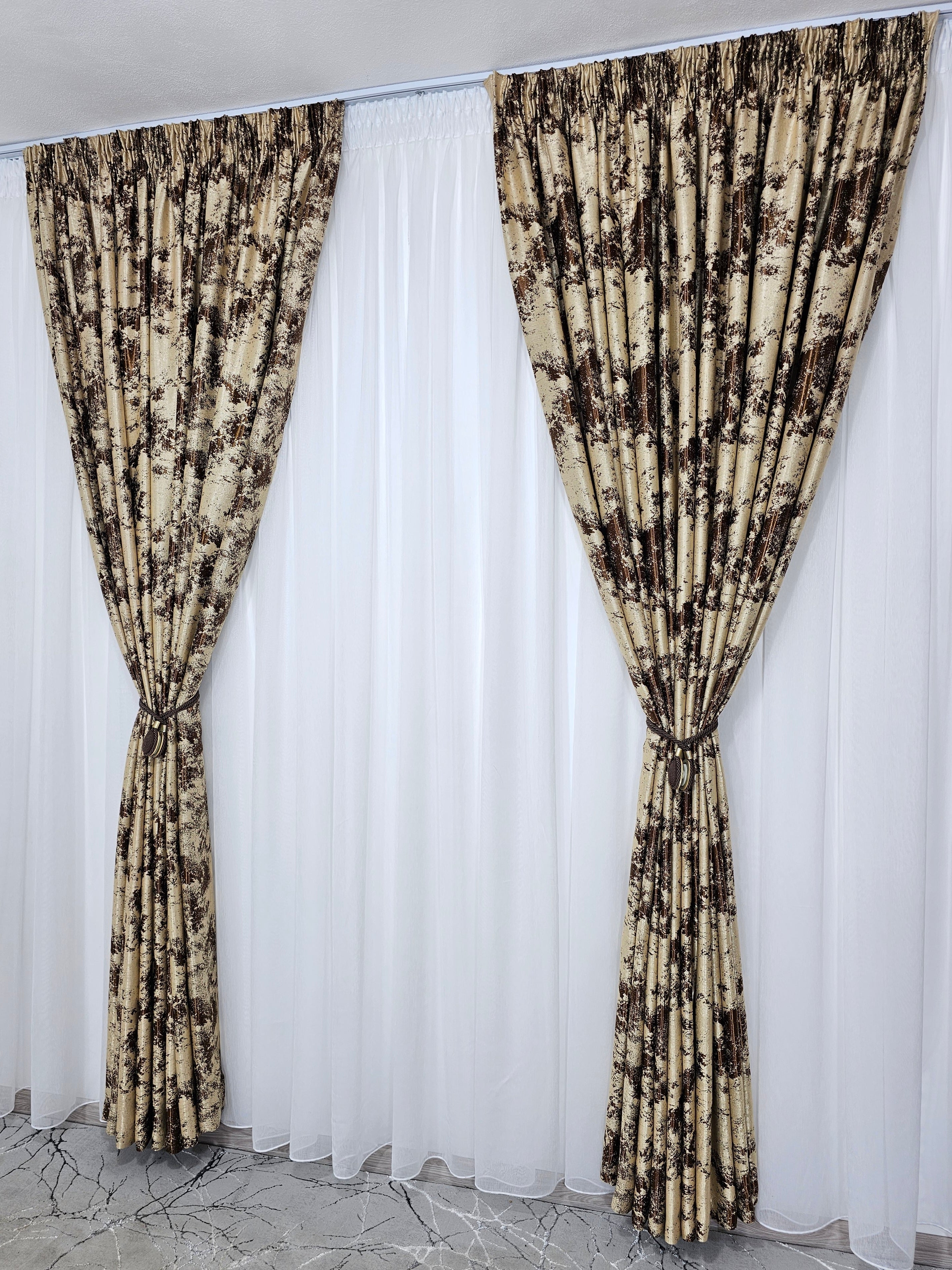 Set Sanda: perdea tip in cu draperie crem maro blackout 80% model travertin