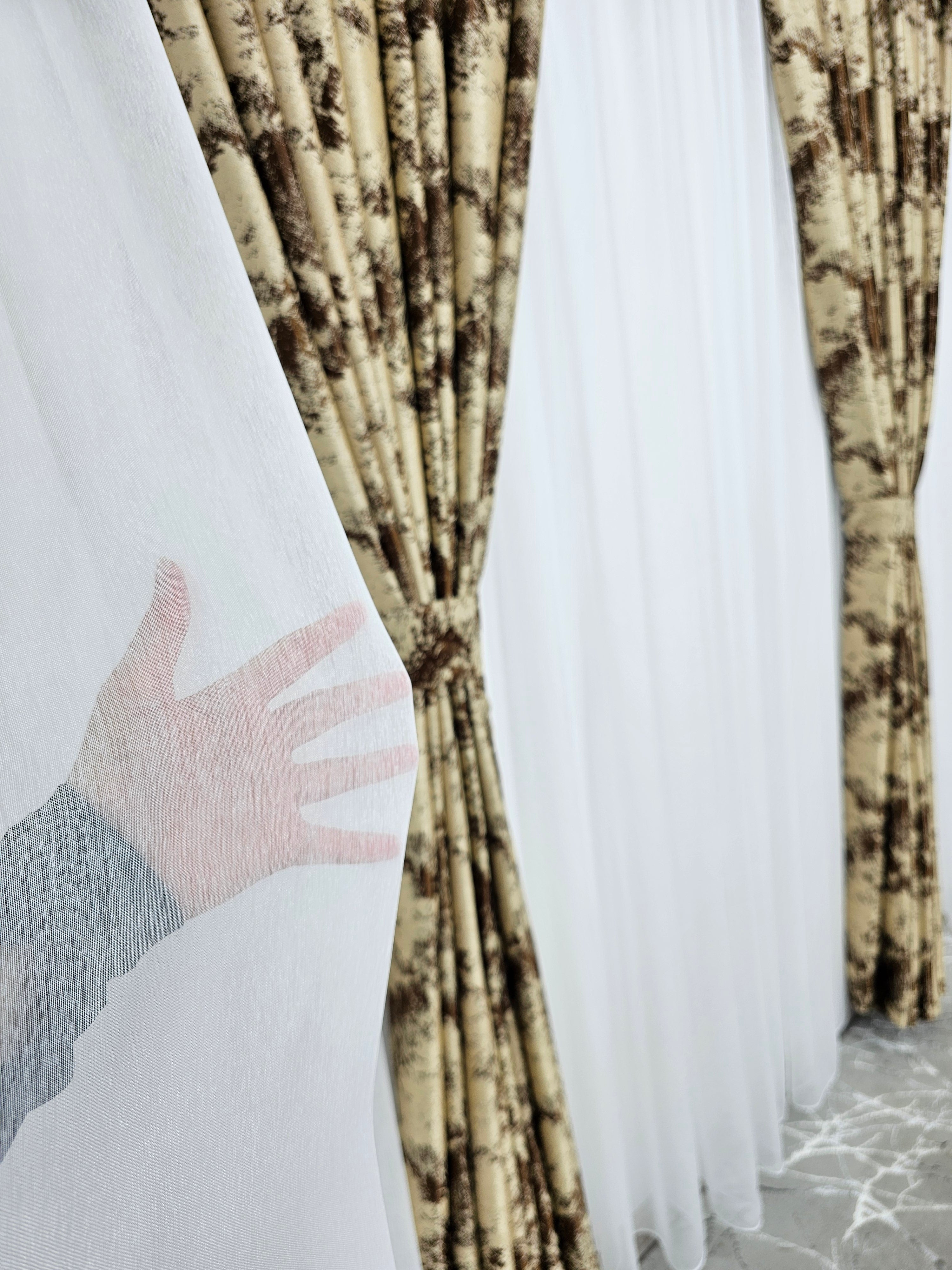 Set Sanda: perdea tip in cu draperie crem maro blackout 80% model travertin