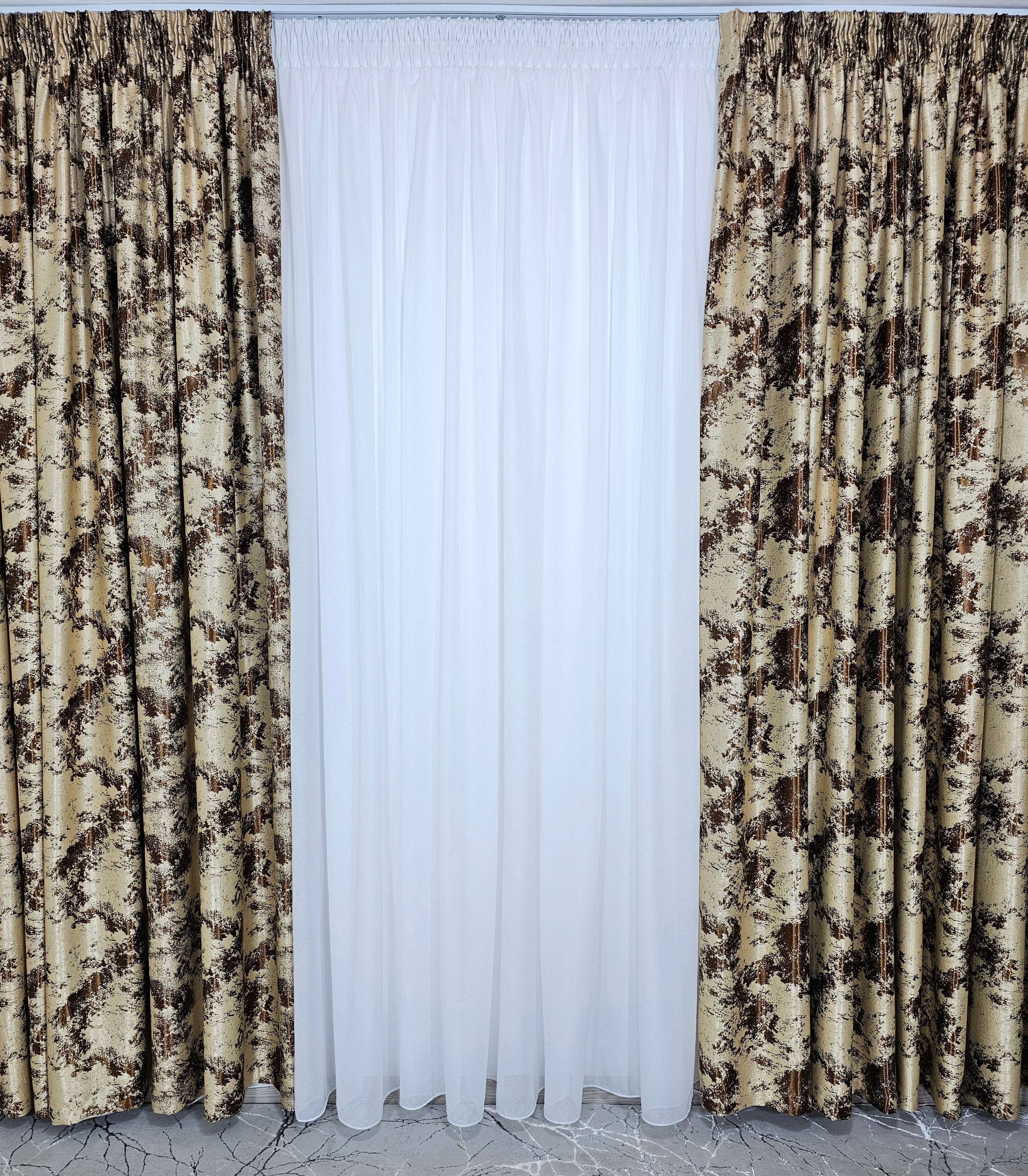 Set Marsilia: perdea alba din tafta si draperie crem maro blackout 80% model travertin