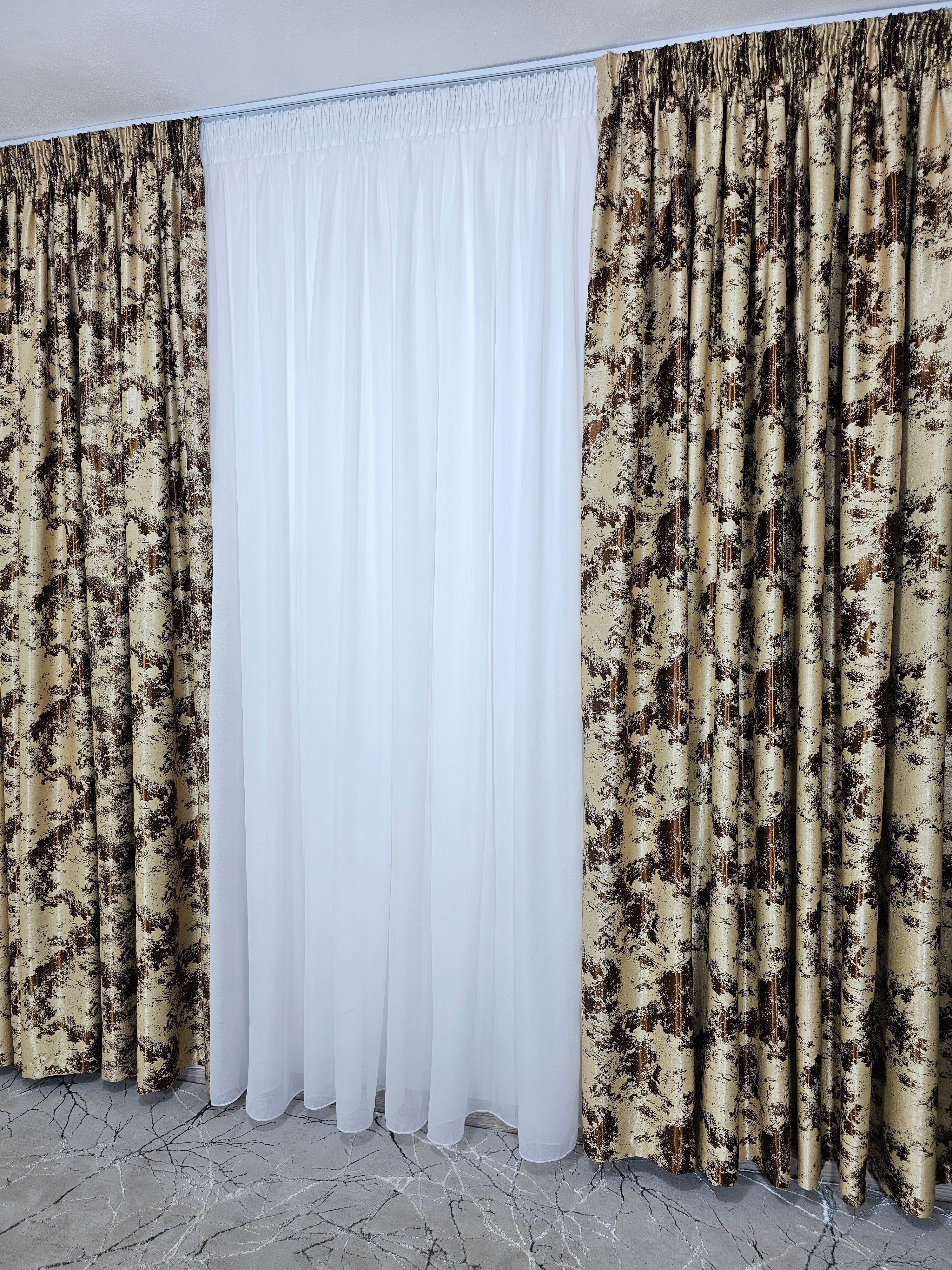 Set Marsilia: perdea alba din tafta si draperie crem maro blackout 80% model travertin