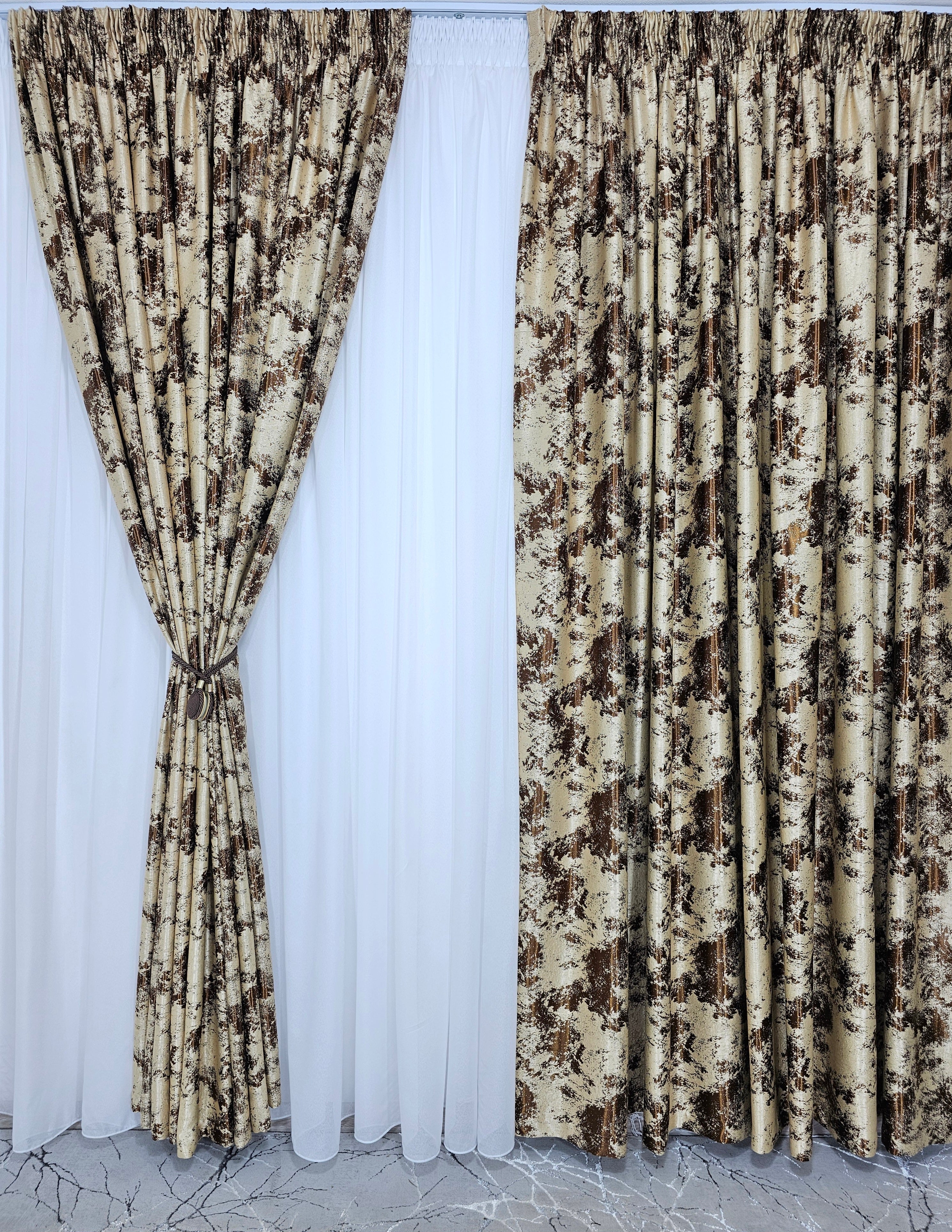 Set Marsilia: perdea alba din tafta si draperie crem maro blackout 80% model travertin