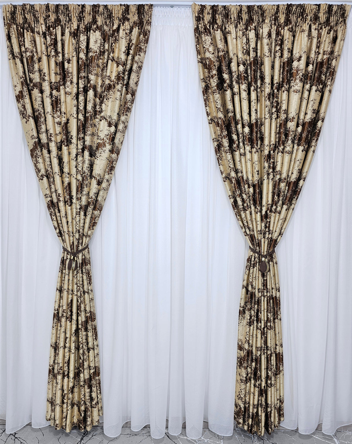 Set Marsilia: perdea alba din tafta si draperie crem maro blackout 80% model travertin