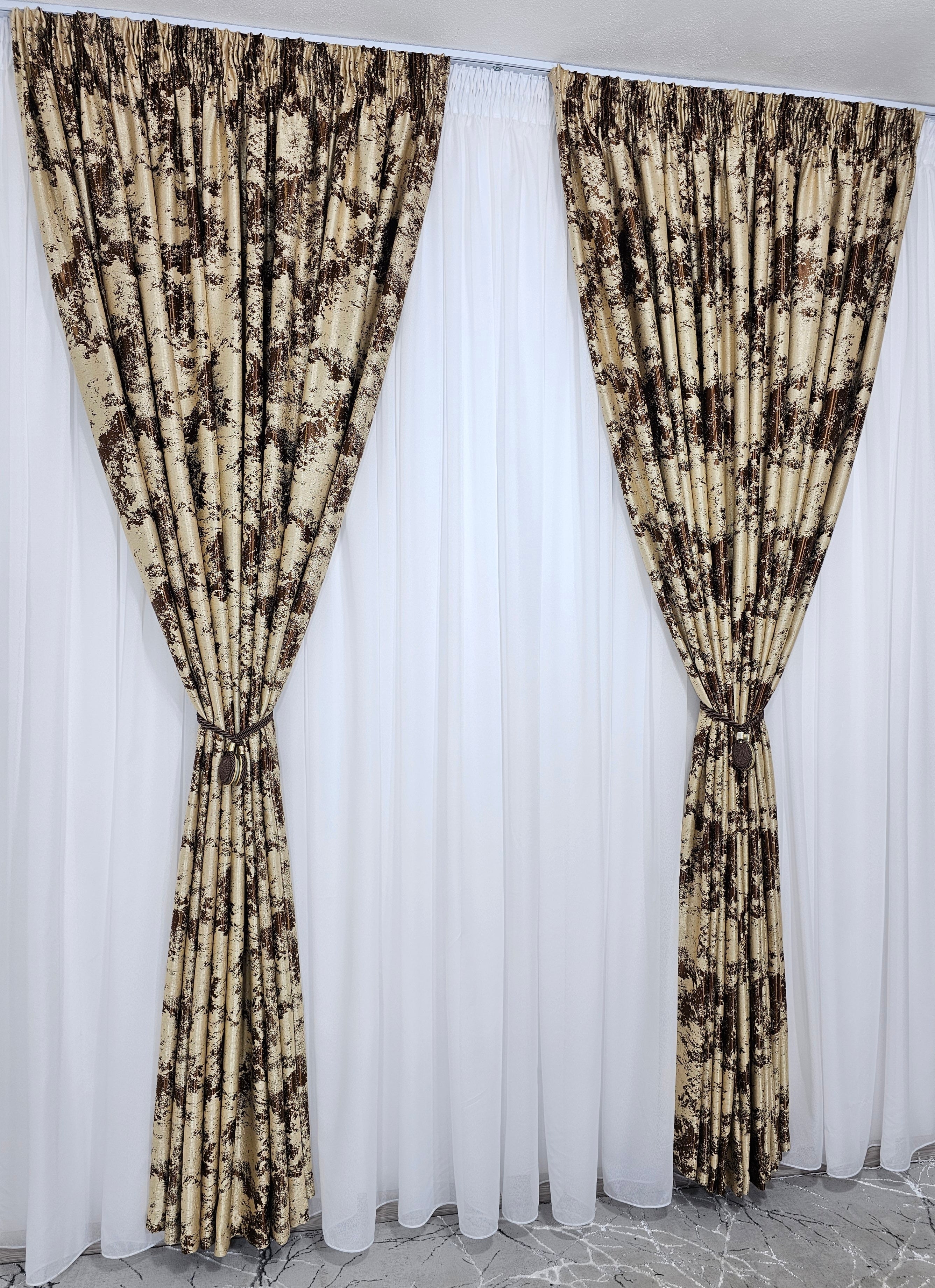 Set Marsilia: perdea alba din tafta si draperie crem maro blackout 80% model travertin