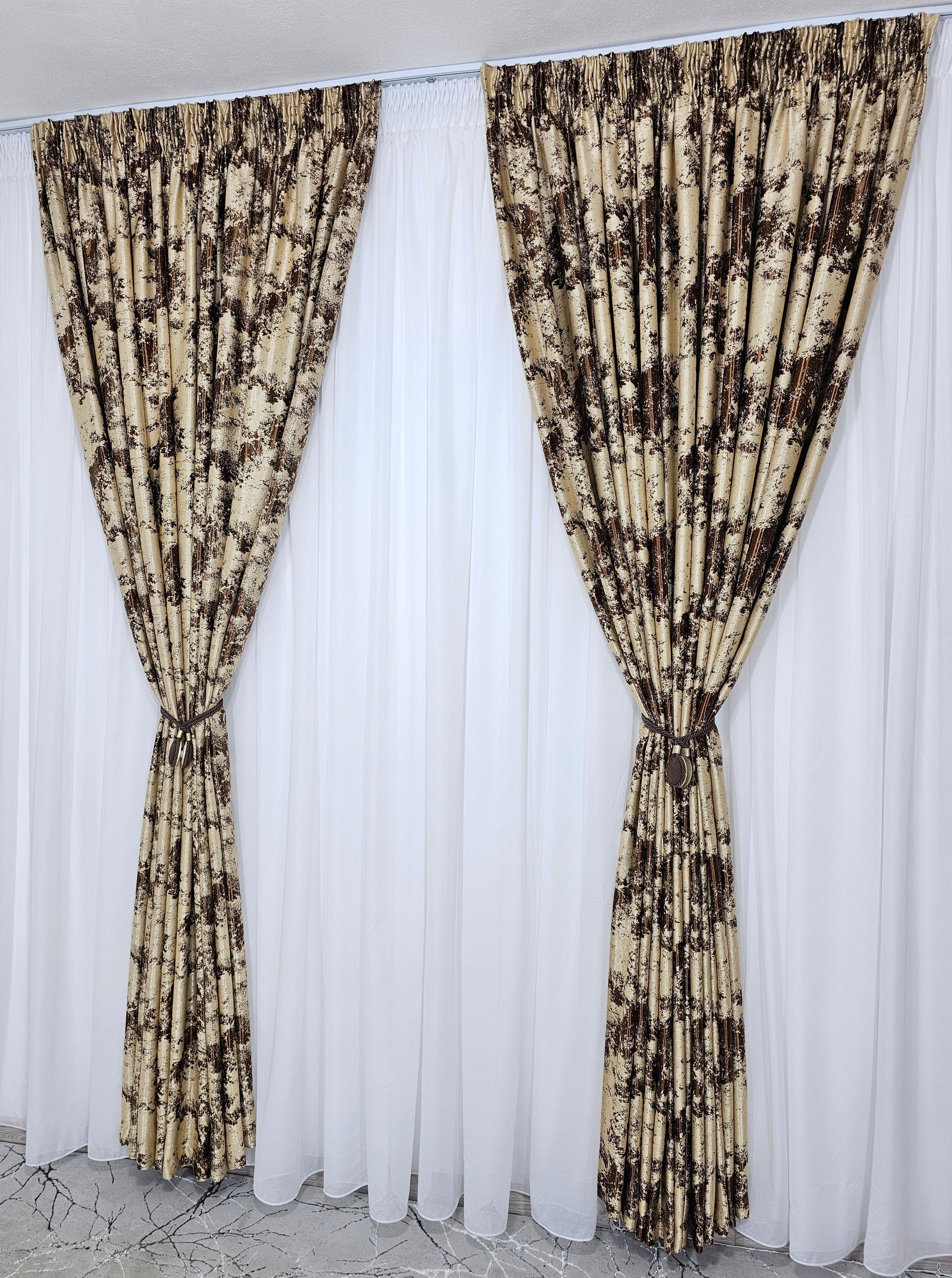Set Marsilia: perdea alba din tafta si draperie crem maro blackout 80% model travertin