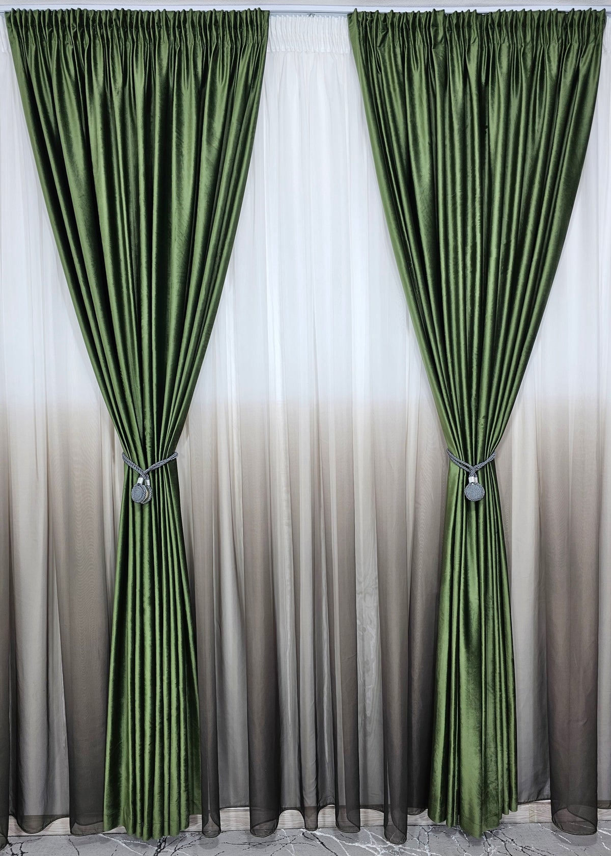 Set Alexandru: perdea din voal degrade kaki si draperie catifea verde olive