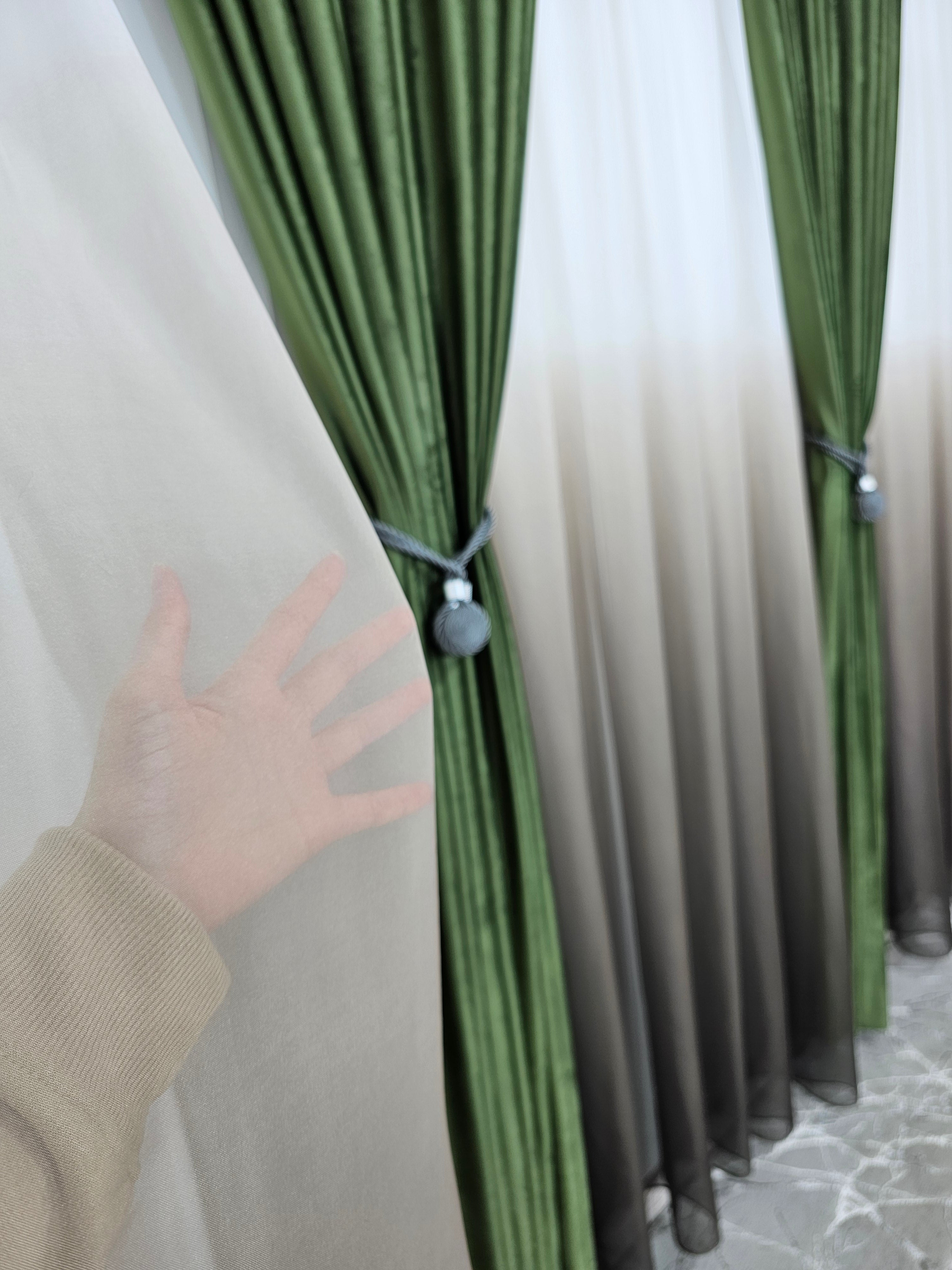 Set Alexandru: perdea din voal degrade kaki si draperie catifea verde olive