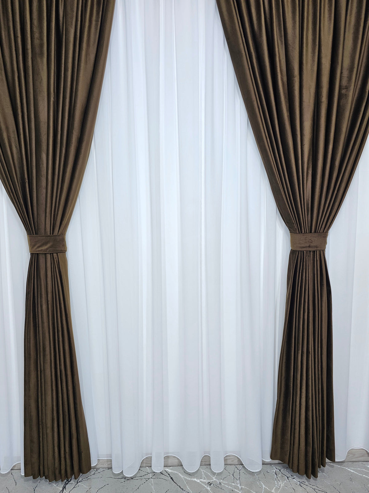 Set Miruna Recomandat pentru Camere in Nuante de Maro, Bej, Crem si Alb - Set cu Perdea Voal Alb si Draperie Catifea Maro pentru Living si Dormitor - Confectionat pe Comanda