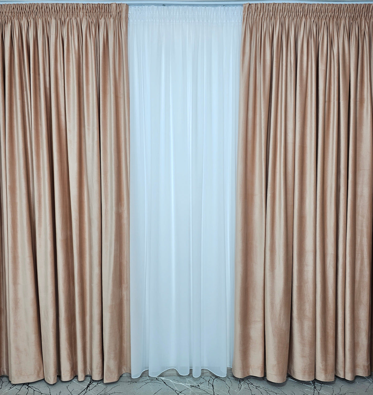 Set Zenys pentru Livinguri Moderne in Nuante de Crem, Roz Pudat ori Alb - Perdea din Voal Alb si Draperie din Catifea Crem Roze - Confectionat pe Comanda