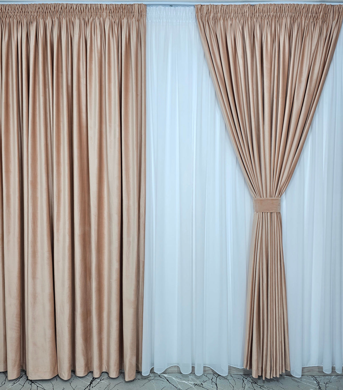 Set Izabela pentru Livinguri Moderne in Nuante de Crem, Roz Pudat sri Alb - Set Izabela cu Perdea din Voal Alb si Draperie din Catifea Crem Roze - Confectionat pe Comanda