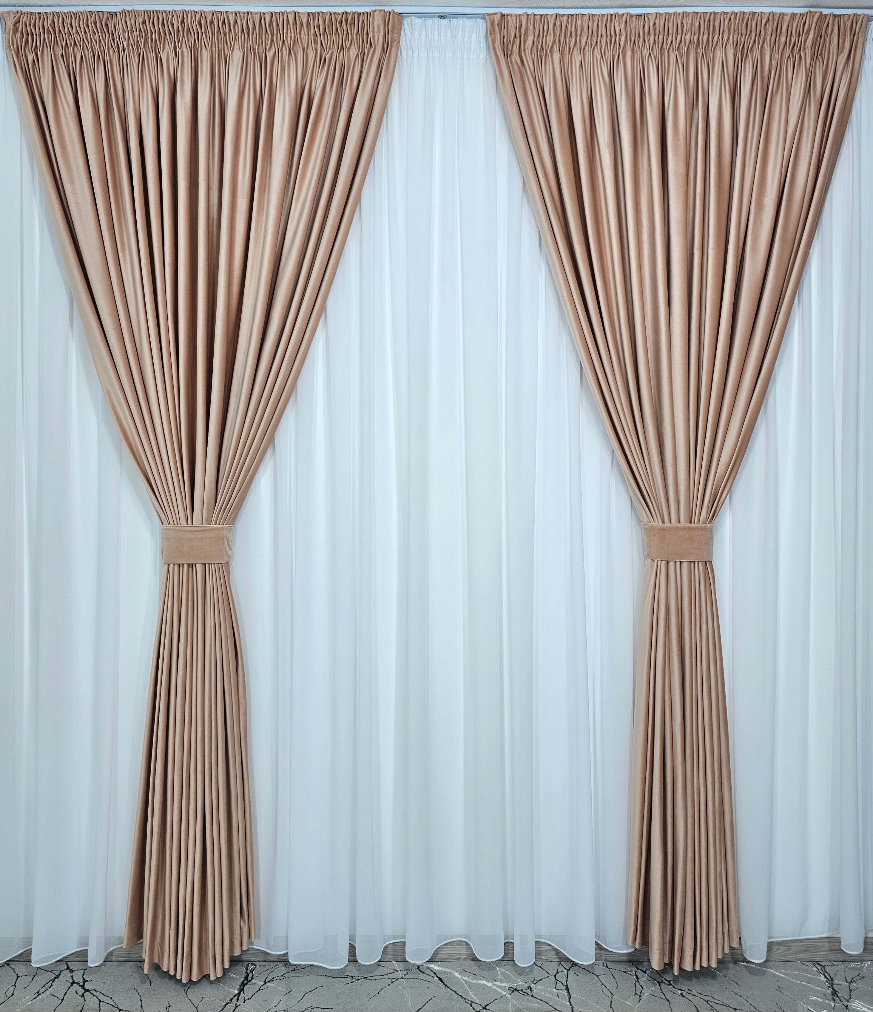 Set Pamela: perdea din jorjet alb si draperie din catifea roz pal