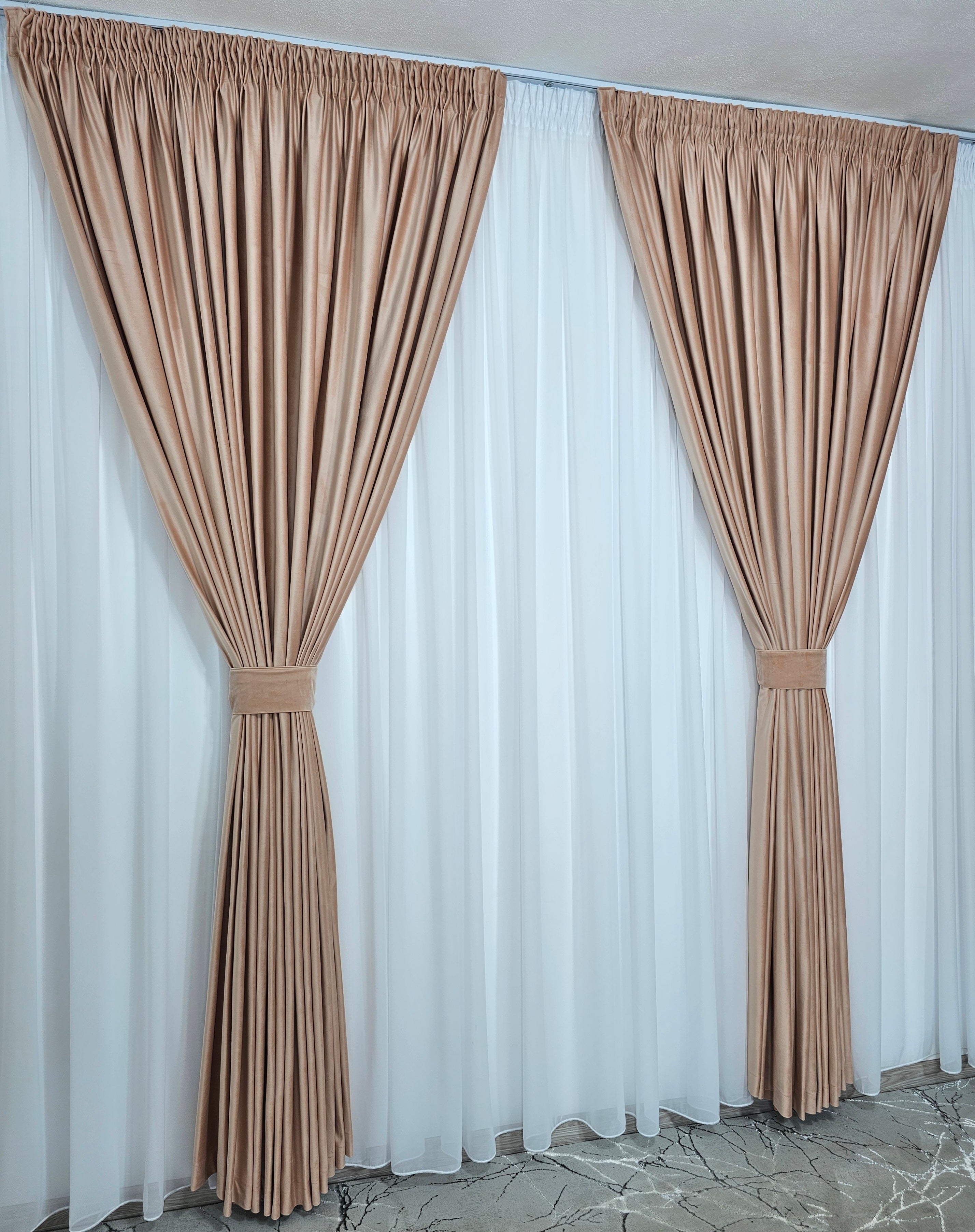 Set Pamela: perdea din jorjet alb si draperie din catifea roz pal