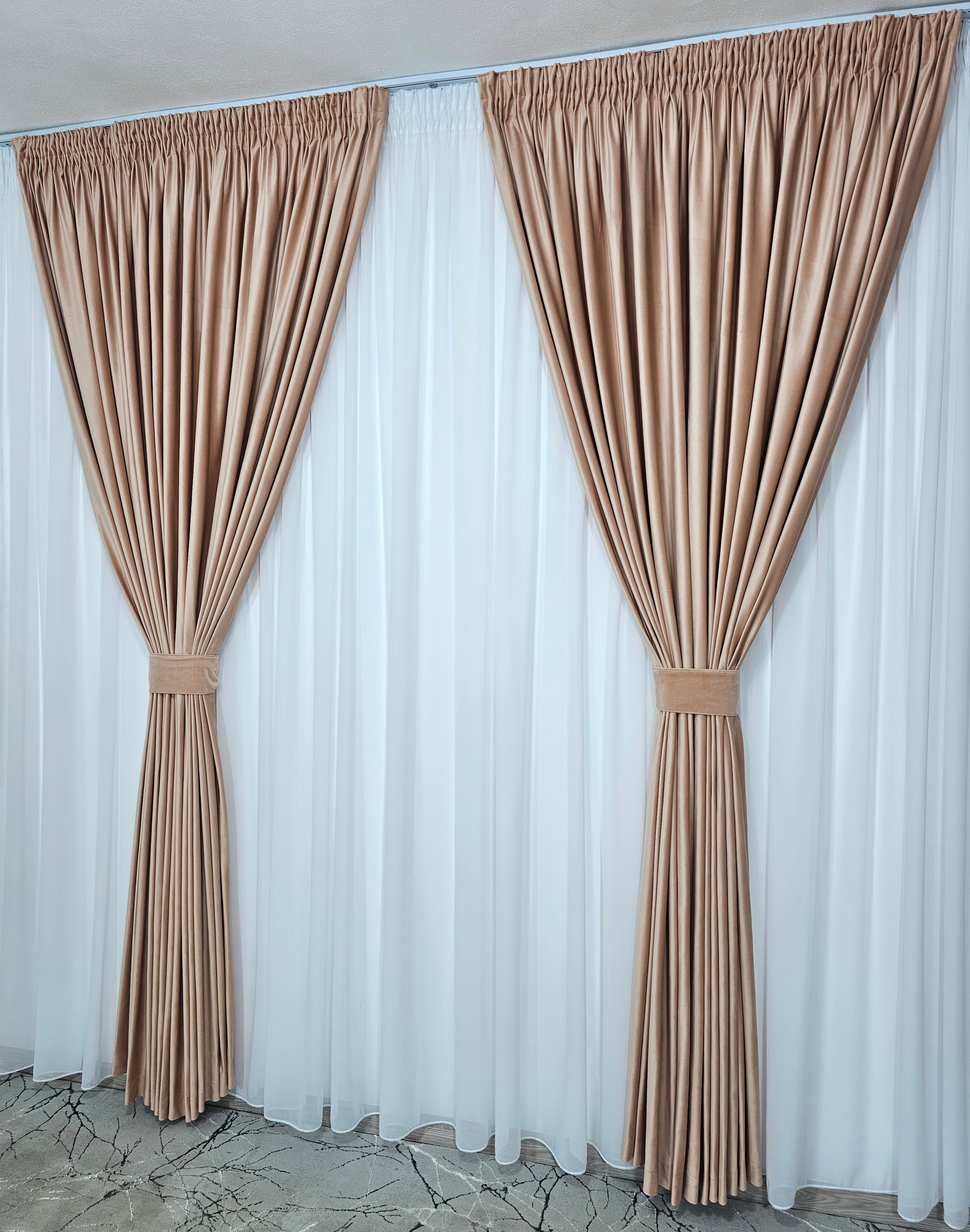 Set Pamela: perdea din jorjet alb si draperie din catifea roz pal