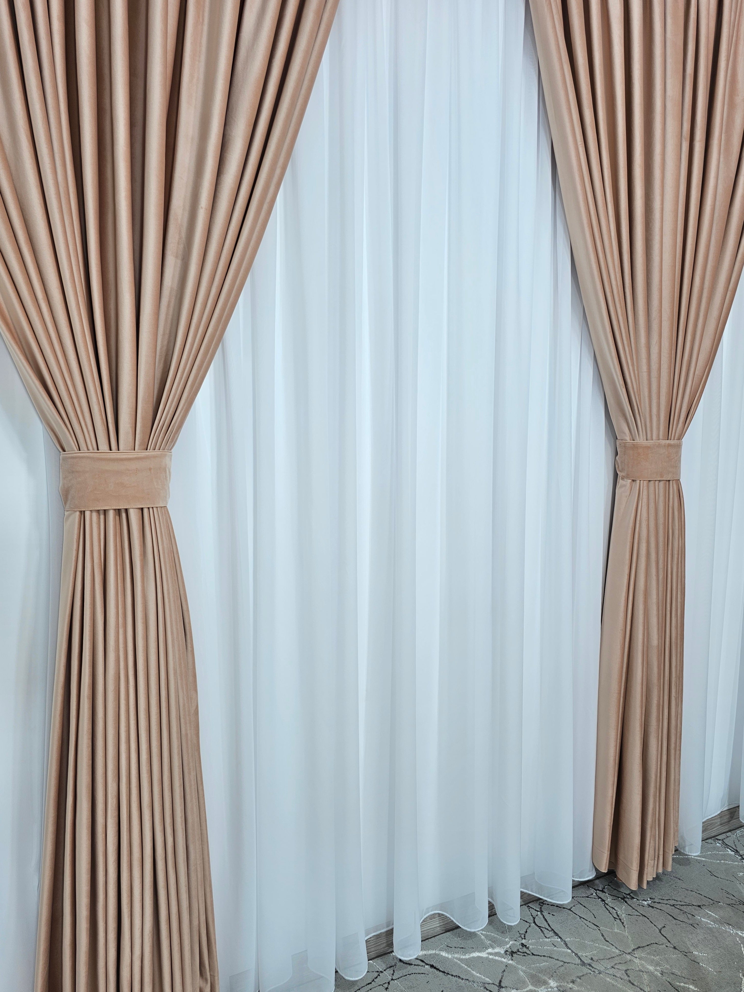 Set Pamela: perdea din jorjet alb si draperie din catifea roz pal