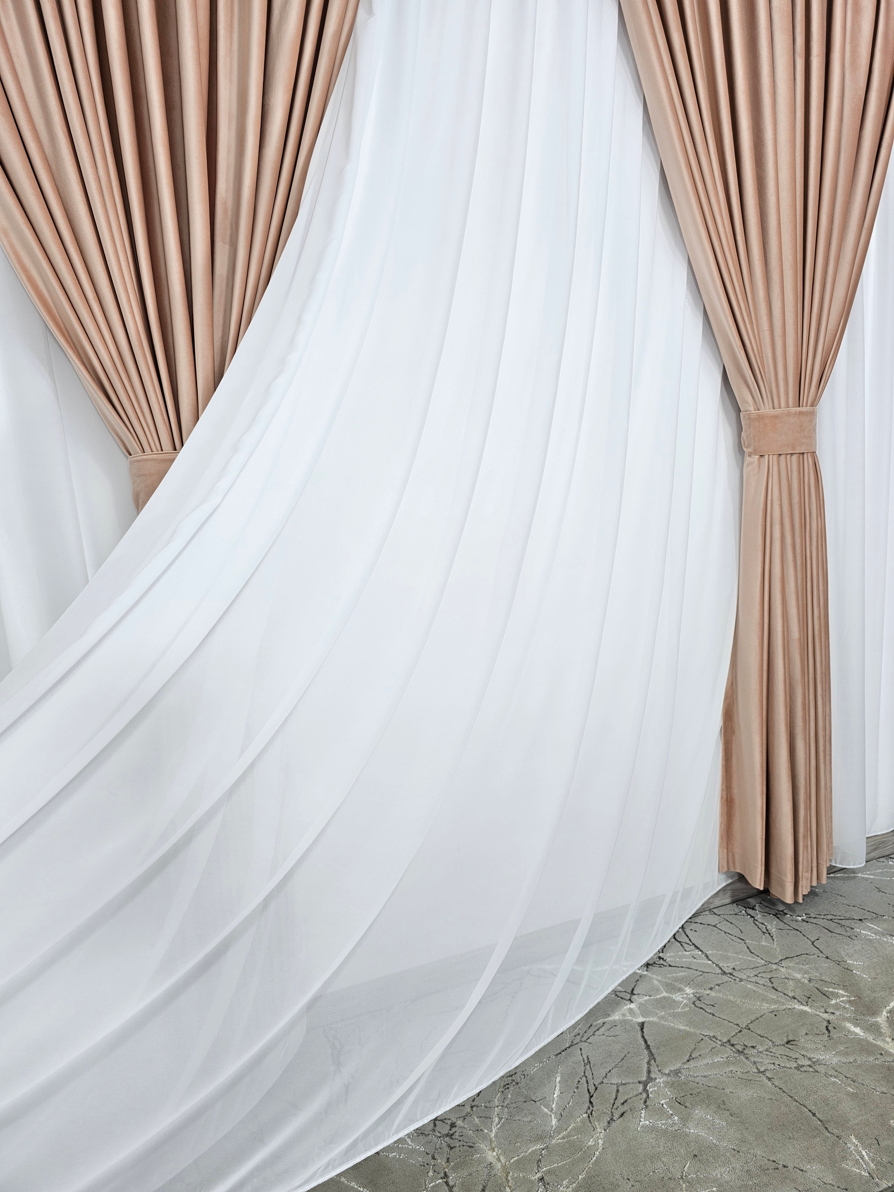 Set Pamela: perdea din jorjet alb si draperie din catifea roz pal